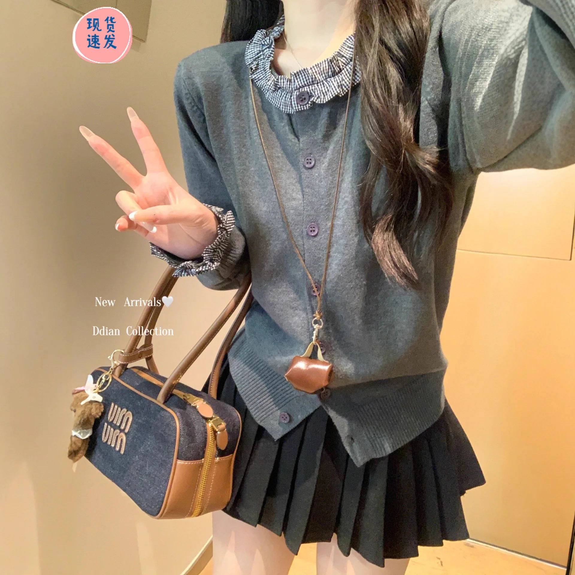 The 2025 Autumn/winter New Korean-style Checkered Patchwork Fake Two-piece Round-neck Loose Wool Knitted Cardigan Sweater Coat
The 2025 Autumn/winter New Korean-style Checkered Patchwork Fake Two-piece Round-neck Loose Wool Knitted Cardigan Sweater Coat