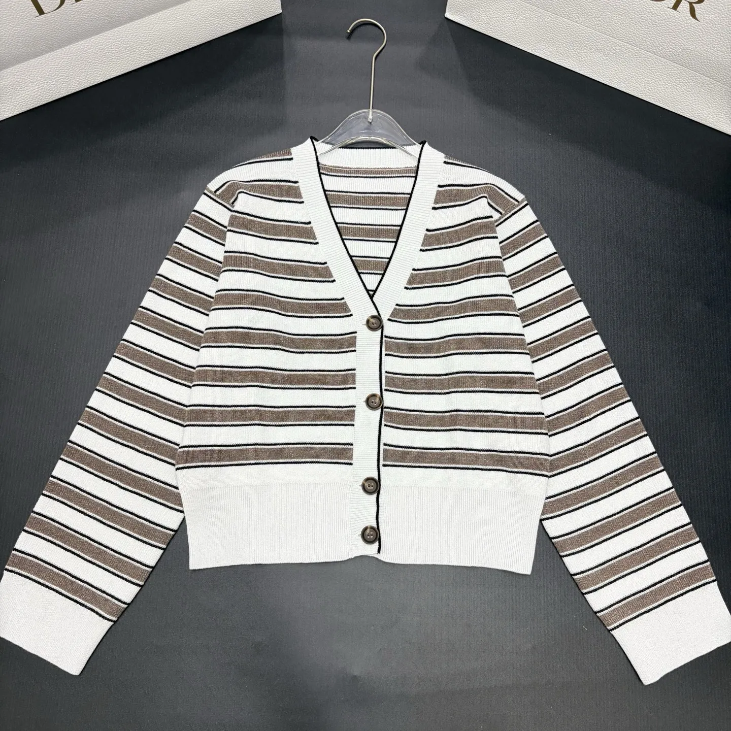 New High-Quality Women's Spring/Summer Long-Sleeve V-Neck Cardigan with Color-Block Stripes
New High-Quality Women's Spring/Summer Long-Sleeve V-Neck Cardigan with Color-Block Stripes