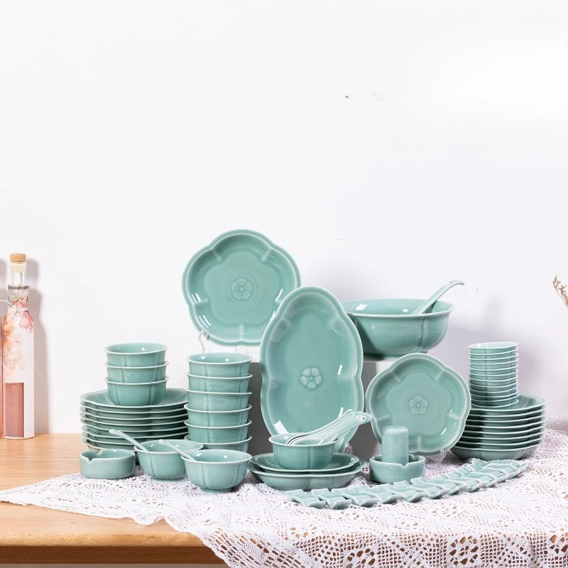 Household ceramic vegetable plates, noodle soup bowls, rice dishes and plates set to welcome the New Year
Household ceramic vegetable plates, noodle soup bowls, rice dishes and plates set to welcome the New Year