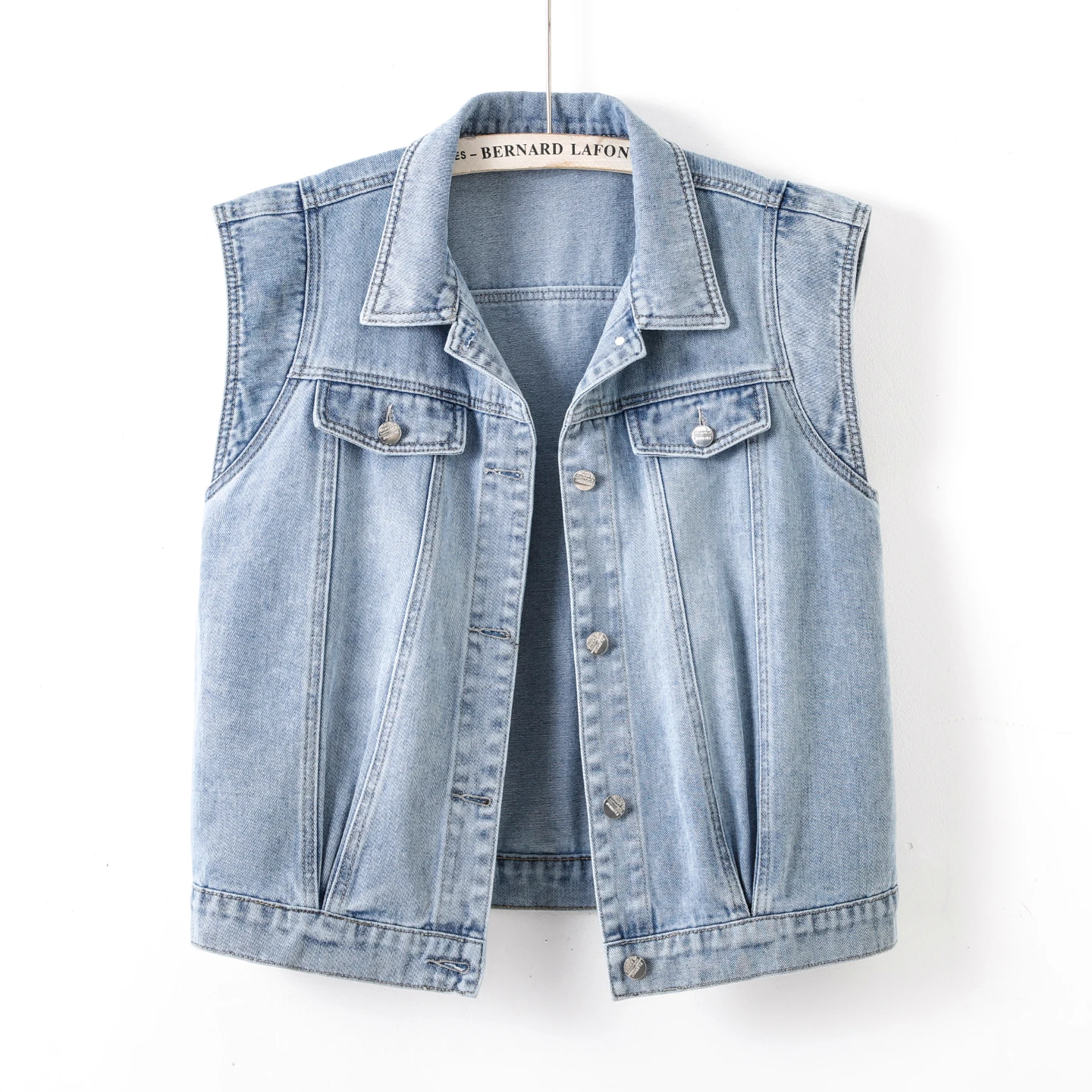 Светло-голубой джинсовый жилет в корейском стиле, модный женский короткий жилет, свободный универсальный жилет без рукавов, топ, весна-осень, новинка
Светло-голубой джинсовый жилет в корейском стиле, модный женский короткий жилет, свободный универсальный жилет без рукавов, топ, весна-осень, новинка