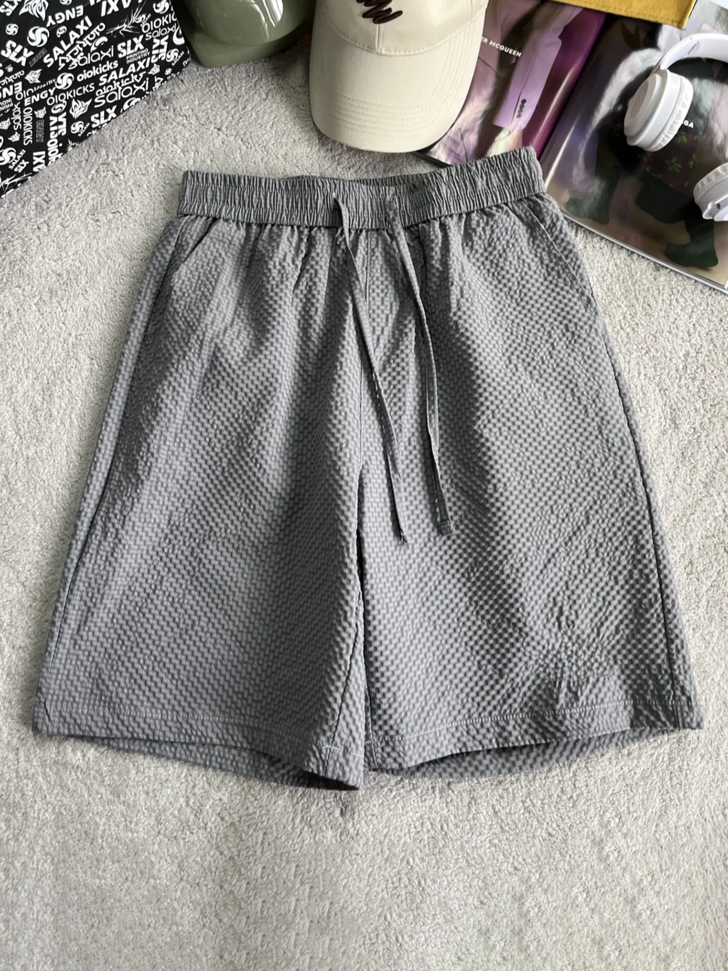 Мужские летние легкие охлаждающие шорты из ткани Dry Ice Silk Bubble Cloth для пляжа и активного отдыха, повседневные, для спорта на открытом воздухе, длиной до колена.
Мужские летние легкие охлаждающие шорты из ткани Dry Ice Silk Bubble Cloth для пляжа и активного отдыха, повседневные, для спорта на открытом воздухе, длиной до колена.