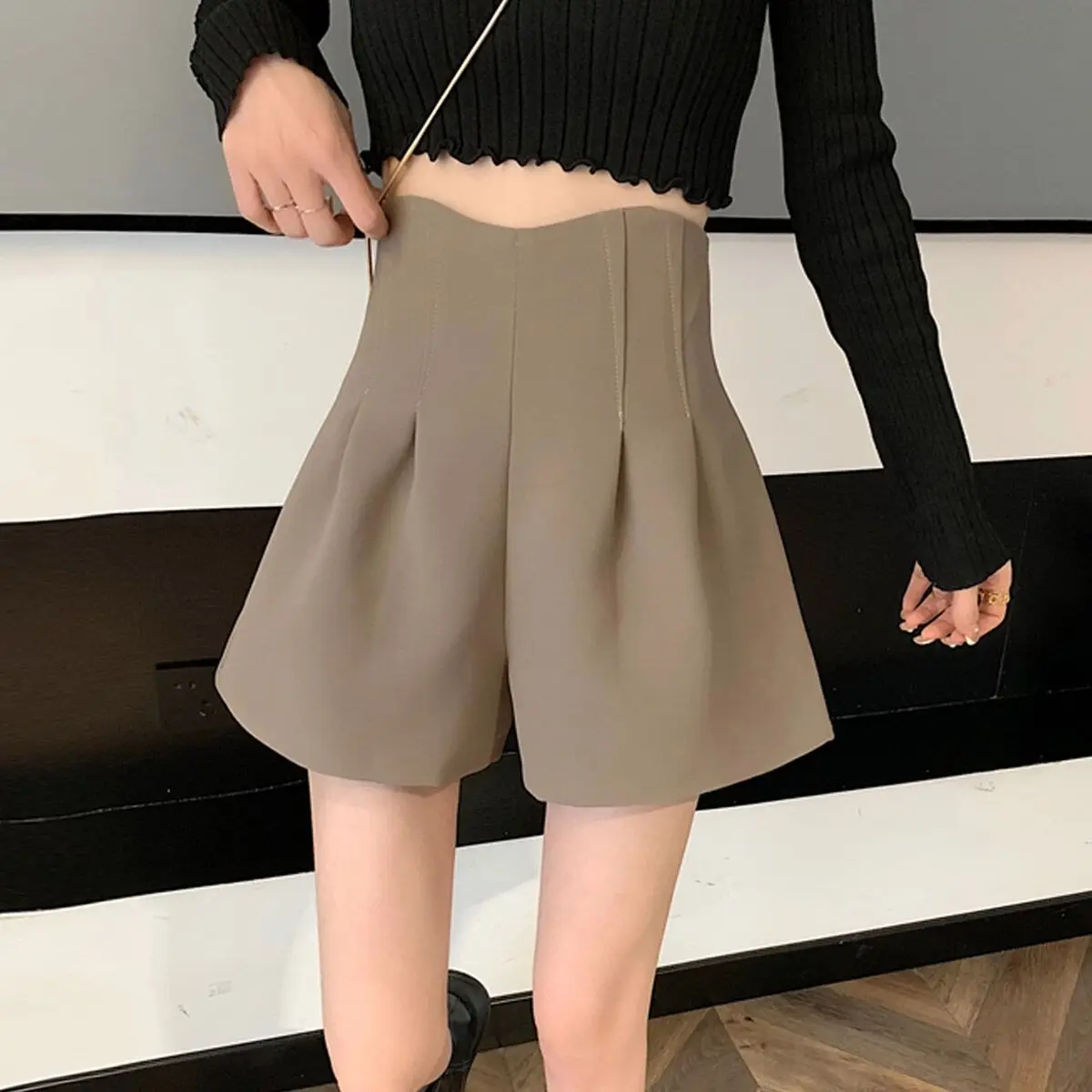 2022 Women Shorts Spring Summer Casual High Waist A-line Shorts Loose Wide Leg Chiffon Shorts Chic Lady Black Zipper Suit Shorts
2022 Women Shorts Spring Summer Casual High Waist A-line Shorts Loose Wide Leg Chiffon Shorts Chic Lady Black Zipper Suit Shorts