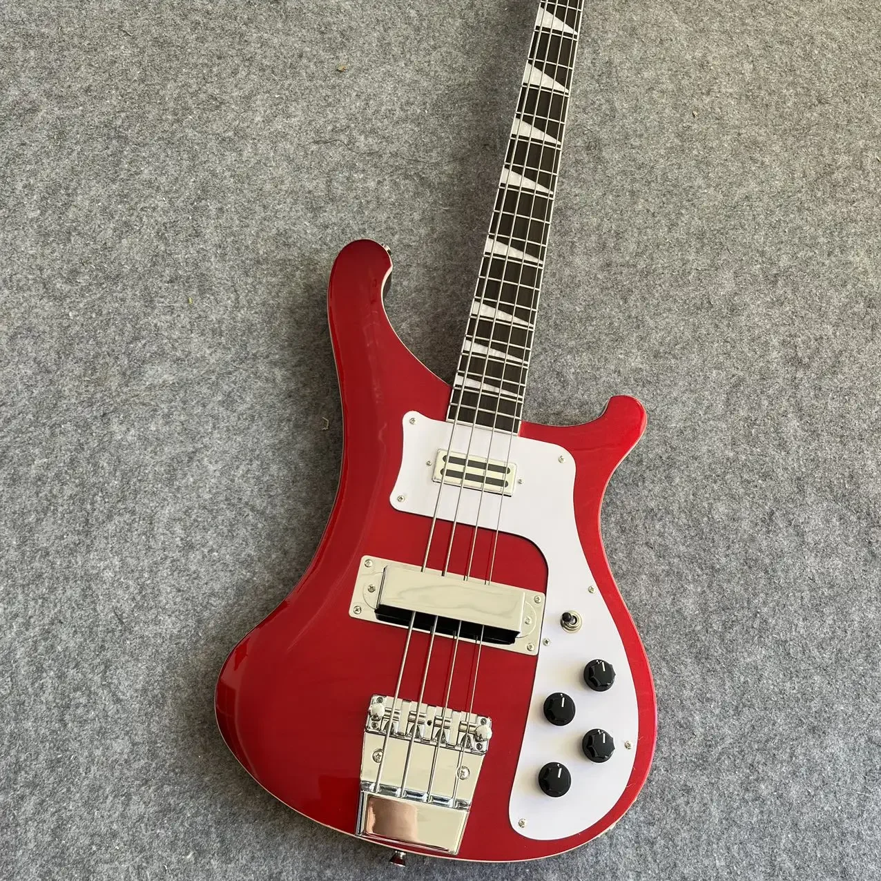 Classic bass guitar, professional 4-string electric bass, quality assurance, fast delivery. BS
Classic bass guitar, professional 4-string electric bass, quality assurance, fast delivery. BS