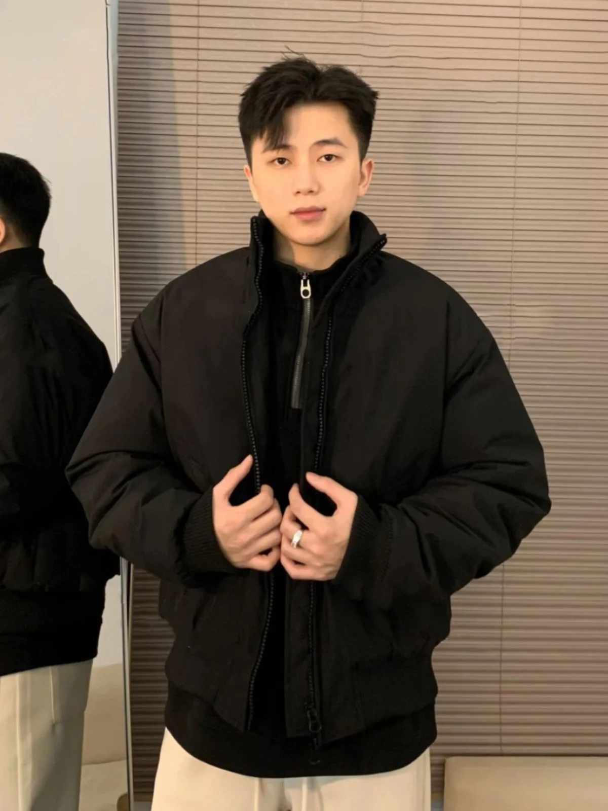 Утепленная хлопковая куртка-бомбер свободного кроя с воротником-стойкой, зимнее пальто для мужчин, теплая, с наполнителем из полиэстера, повседневная модель
Утепленная хлопковая куртка-бомбер свободного кроя с воротником-стойкой, зимнее пальто для мужчин, теплая, с наполнителем из полиэстера, повседневная модель