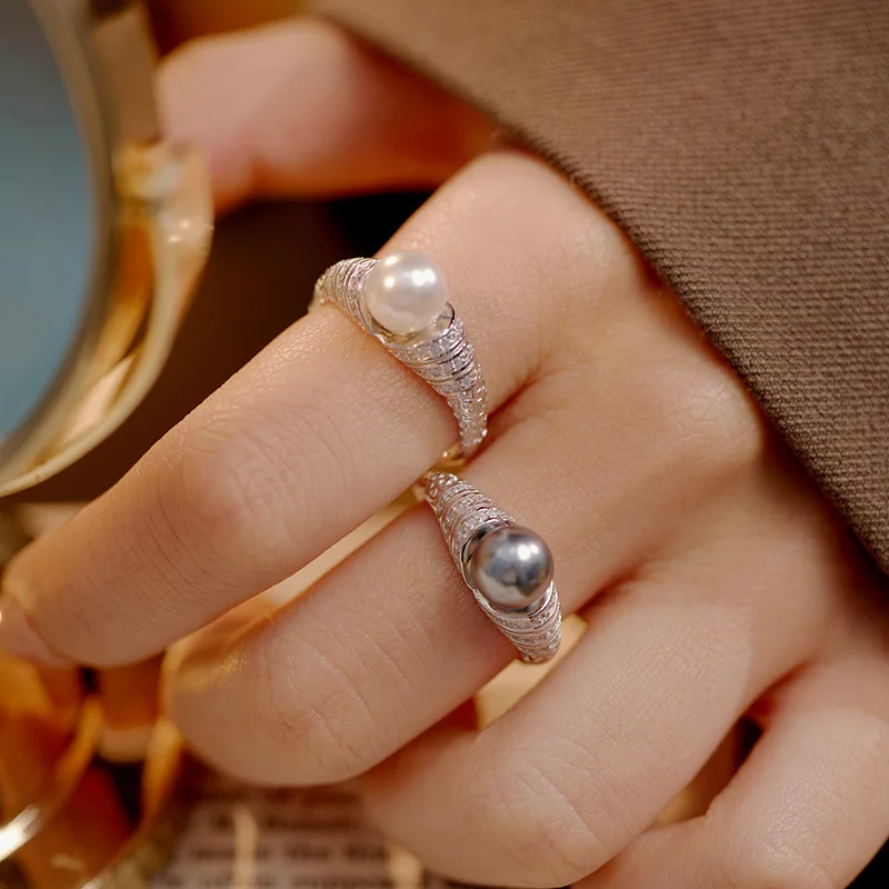 Dawn's Jewel S925 Silver Light Luxury Tang Grass Pattern Pearl For Women High-end Sense Heavy Industry Fashion Retro Ring Trend
Dawn's Jewel S925 Silver Light Luxury Tang Grass Pattern Pearl For Women High-end Sense Heavy Industry Fashion Retro Ring Trend