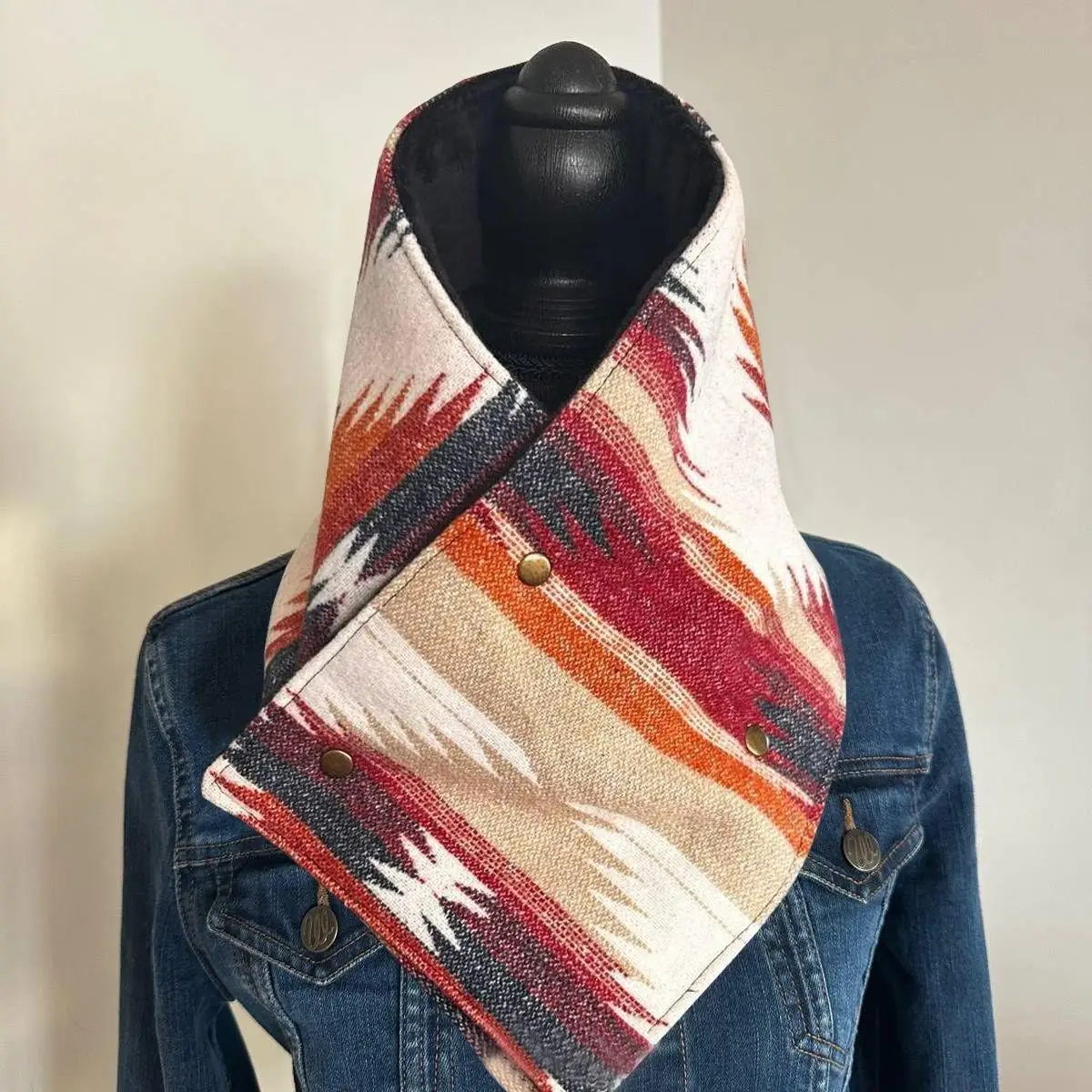 Western Style Printed Women's Silver Fur Scarf Four Button Design Warm Geometric Pattern Autumn Spring Fashion Accessory
Western Style Printed Women's Silver Fur Scarf Four Button Design Warm Geometric Pattern Autumn Spring Fashion Accessory