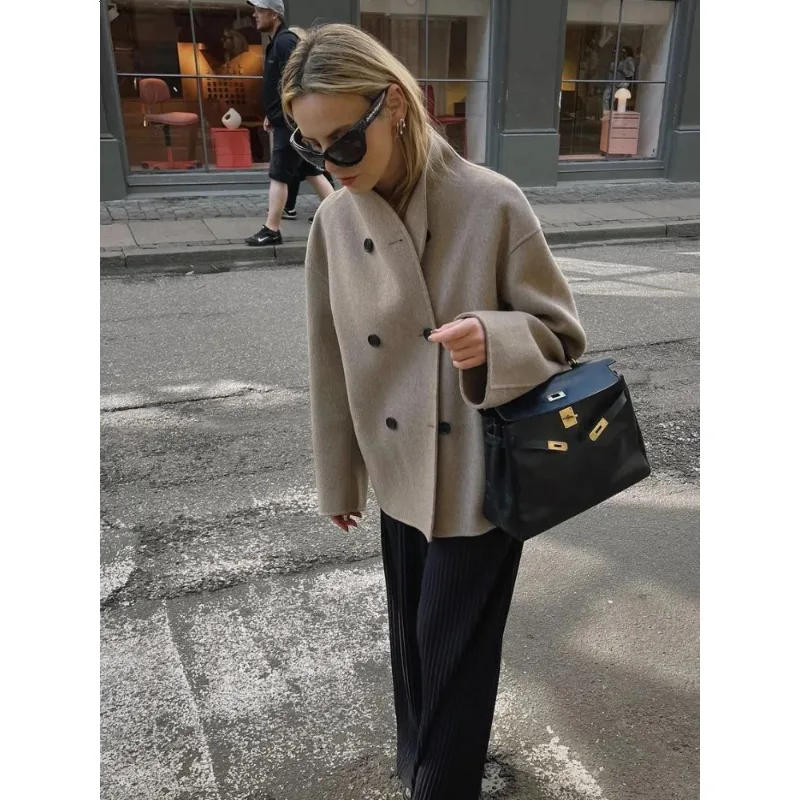 Elegant Wool Women's Coats Loose Casual Double Breasted Stand Collar Short Jacket 2024 Fall Winter Coat Female Commute Outerwear
Elegant Wool Women's Coats Loose Casual Double Breasted Stand Collar Short Jacket 2024 Fall Winter Coat Female Commute Outerwear