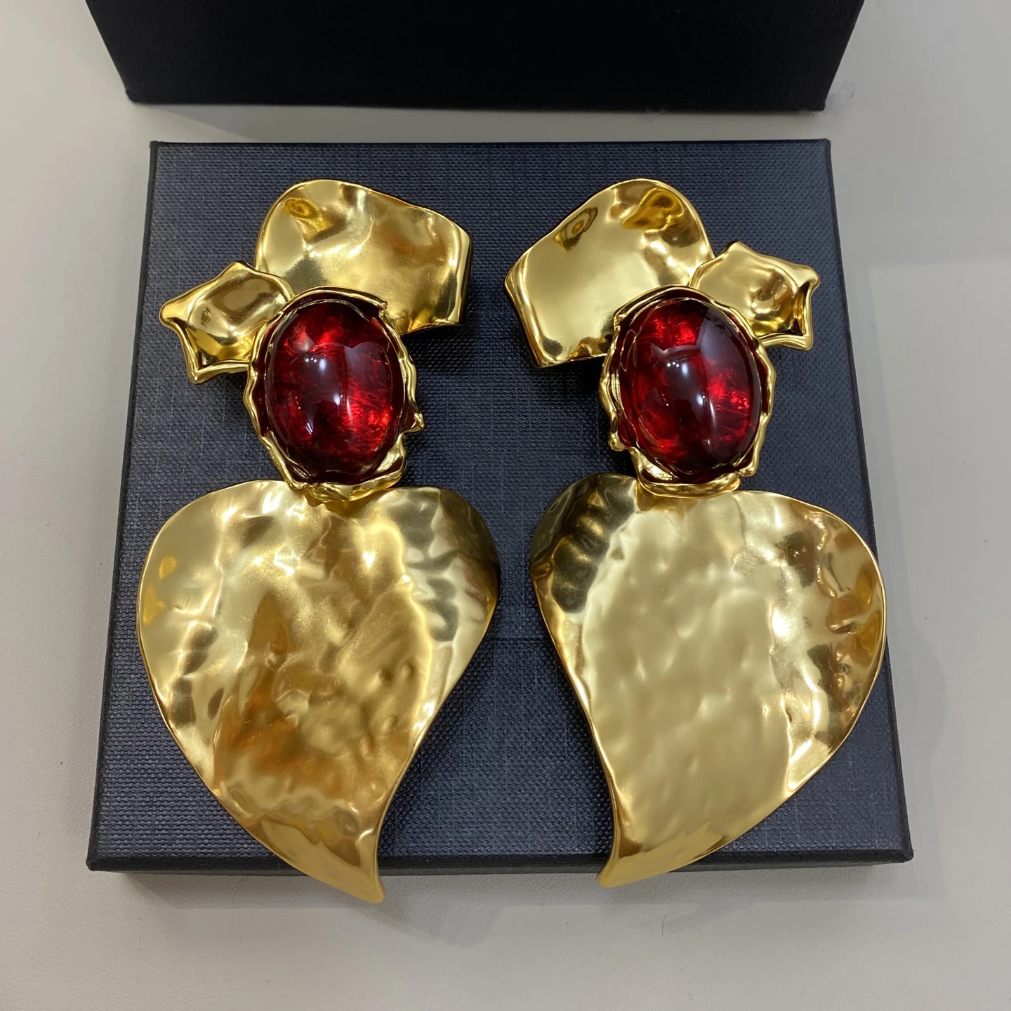 Vintage Classic Brass Plated Gold Flower Earrings Top Quality Big Ear Clip Women Designer Luxury Jewelry Trend
Vintage Classic Brass Plated Gold Flower Earrings Top Quality Big Ear Clip Women Designer Luxury Jewelry Trend