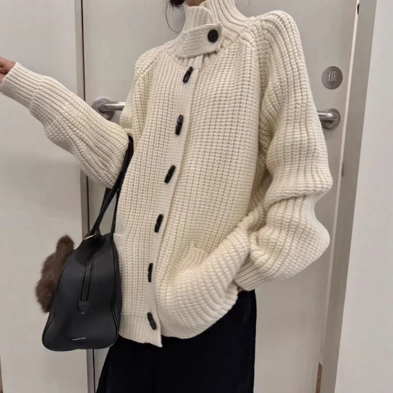 Ленивый стиль, воротник-стойка, роговая пуговица, свитер средней длины, женское пальто, новый свободный толстый вязаный кардиган на осень и зиму
Ленивый стиль, воротник-стойка, роговая пуговица, свитер средней длины, женское пальто, новый свободный толстый вязаный кардиган на осень и зиму