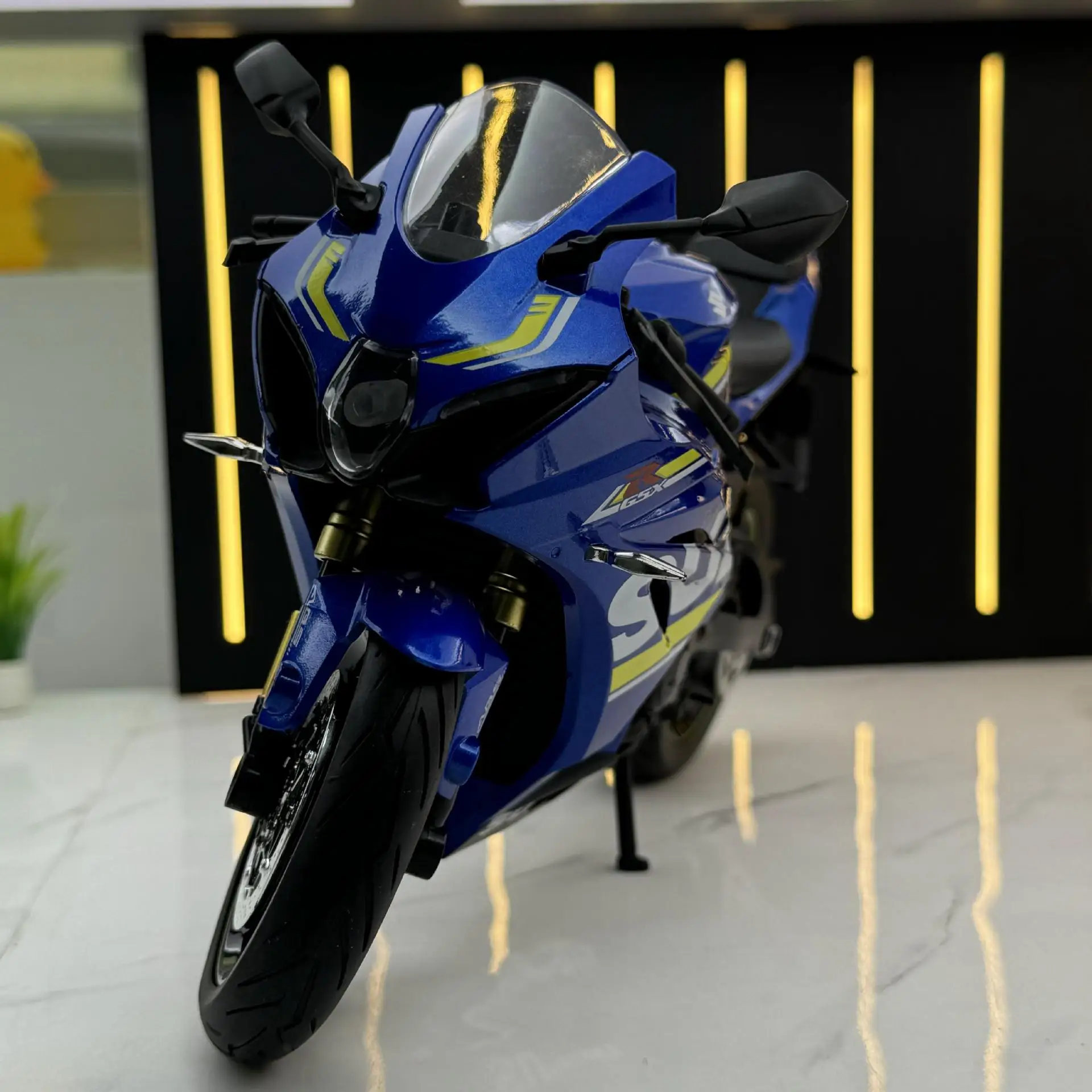 Модель автомобиля из сплава 1:9 Suzuki GSX-1000R, раздвижная игрушка для мотоцикла, модель света, орнамент, вечерние товары приветствия
Модель автомобиля из сплава 1:9 Suzuki GSX-1000R, раздвижная игрушка для мотоцикла, модель света, орнамент, вечерние товары приветствия