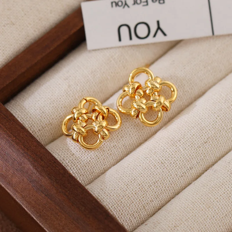 Real 925 Sterling Silver 18K Gold Hollow Knot Clover Stud Earring for Women Minimalist Fine Jewelry Trendy Plant Accessory
Real 925 Sterling Silver 18K Gold Hollow Knot Clover Stud Earring for Women Minimalist Fine Jewelry Trendy Plant Accessory