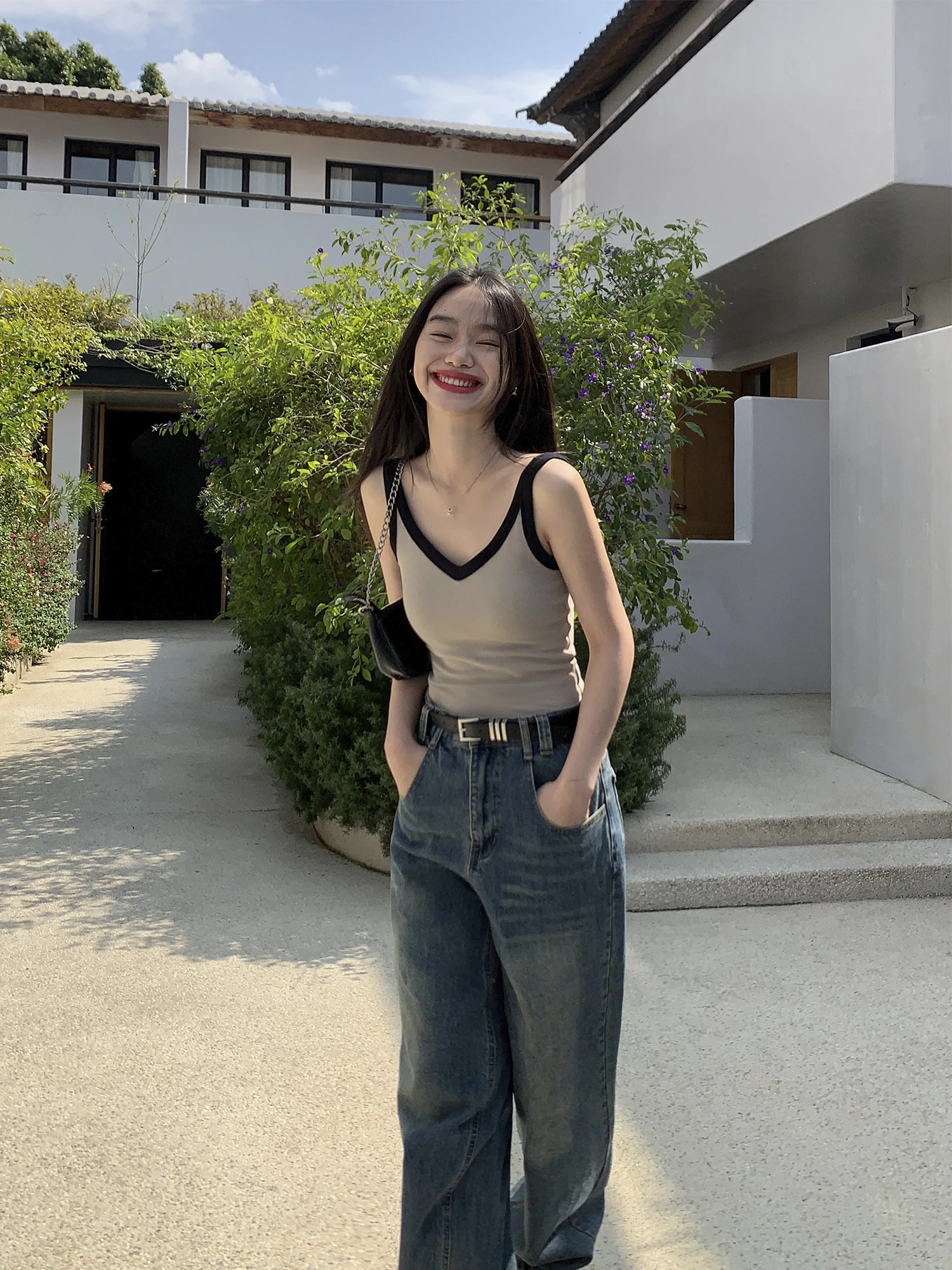Pusumede V-Neck Strapless Knitted Vest Women's Summer Slim Fit Sleeveless Top with Chest Pad Commute Style Fashion Design
Pusumede V-Neck Strapless Knitted Vest Women's Summer Slim Fit Sleeveless Top with Chest Pad Commute Style Fashion Design