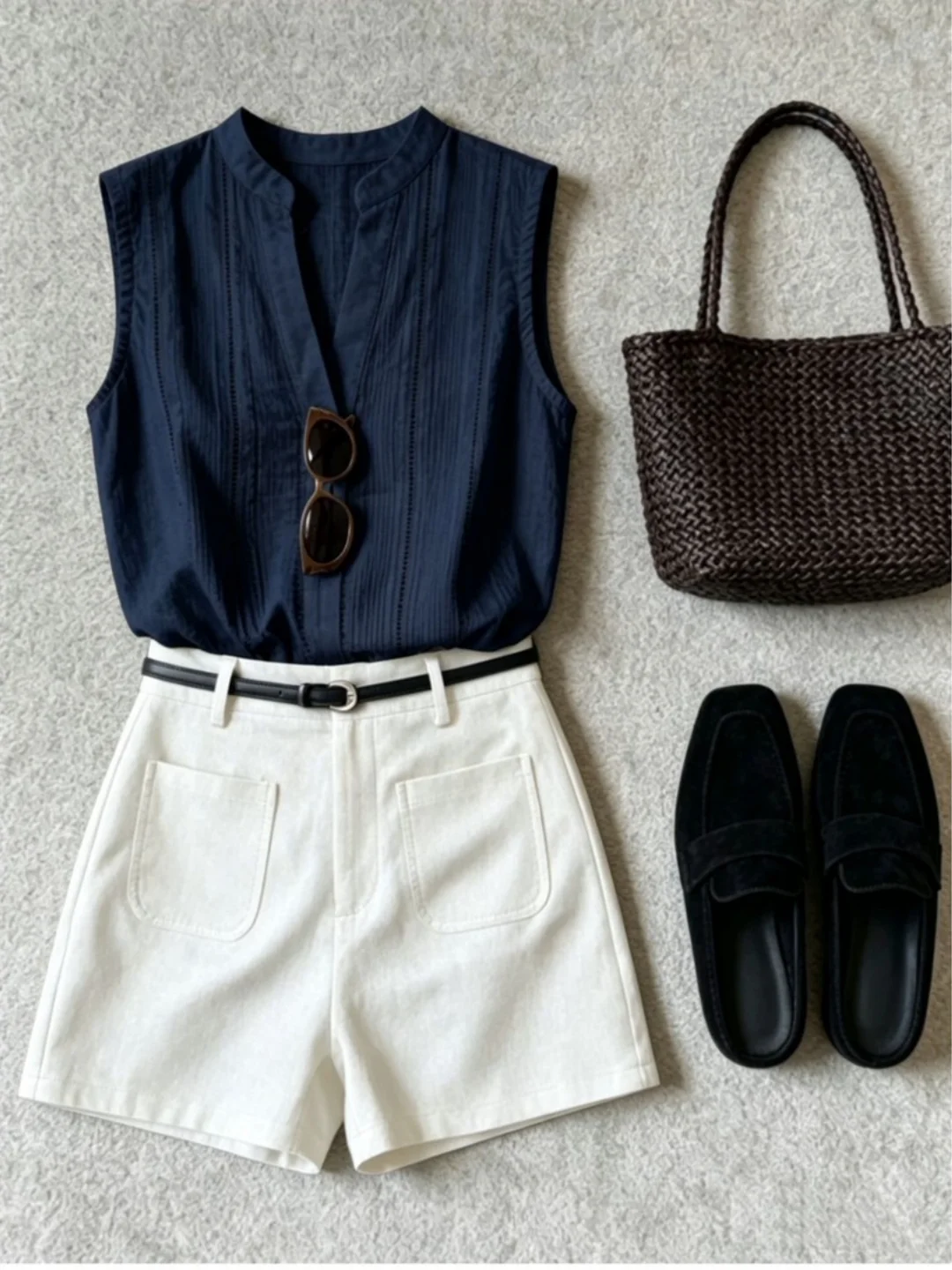 Chic V-Neck Sleeveless Vest And Casual Pants Two-Piece Set for Women Elegant Old-Money Style Summer Fashion Ensemble
Chic V-Neck Sleeveless Vest And Casual Pants Two-Piece Set for Women Elegant Old-Money Style Summer Fashion Ensemble