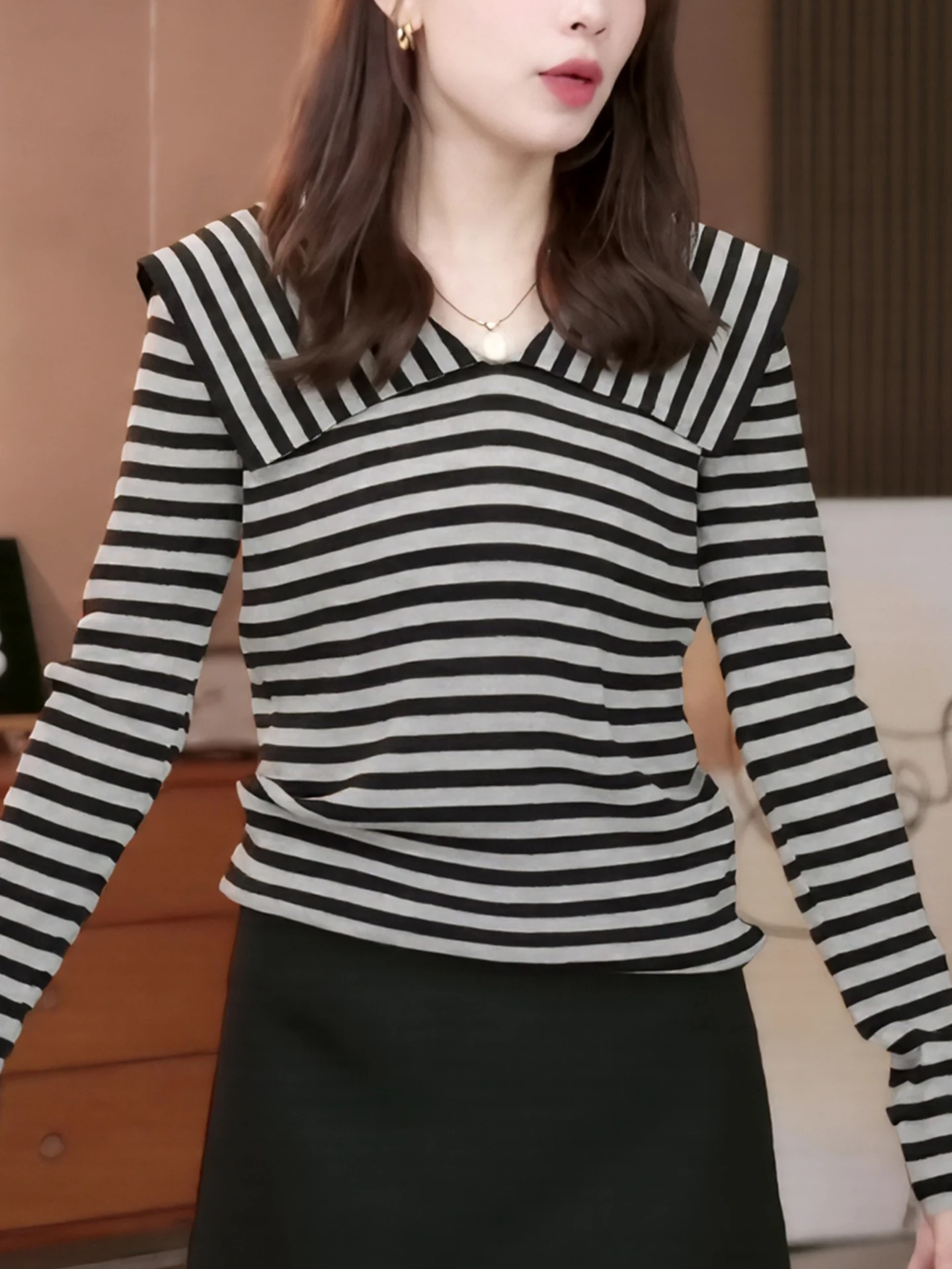 Летний повседневный вязаный топ в полоску 2025 года, длинный, свободный, в корейском стиле, простой, универсальный, больших размеров, подходит для повседневной носки
Летний повседневный вязаный топ в полоску 2025 года, длинный, свободный, в корейском стиле, простой, универсальный, больших размеров, подходит для повседневной носки