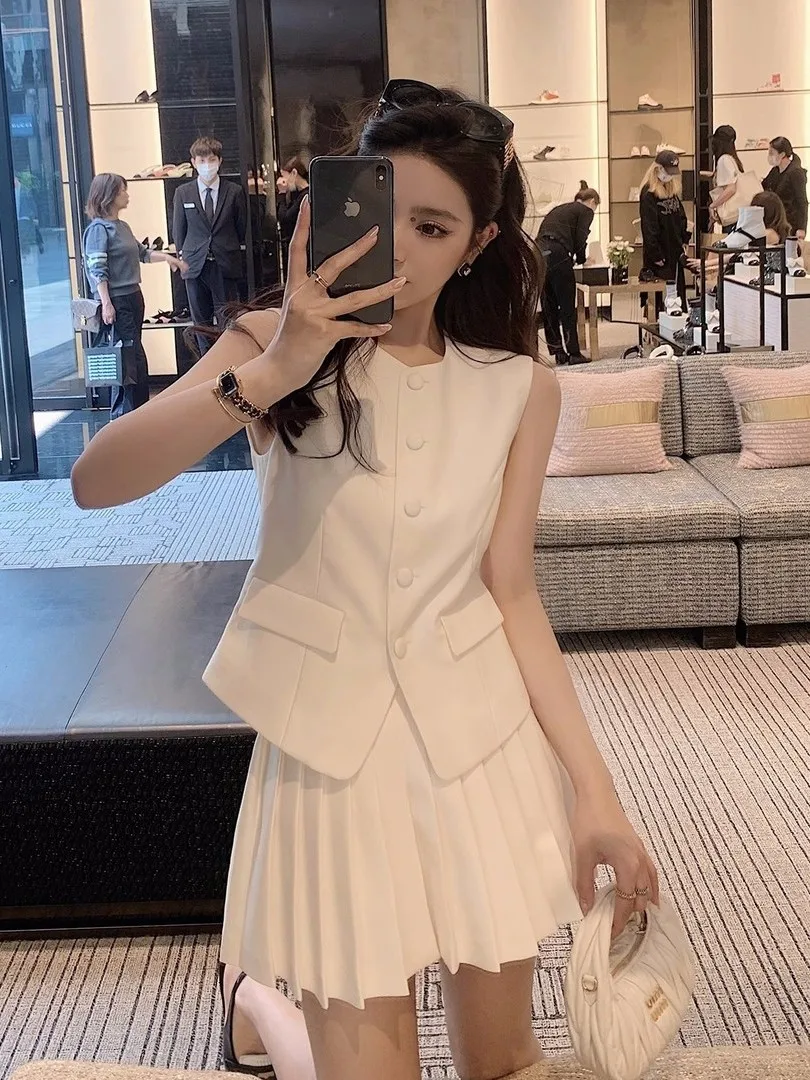 White Small Fragrance Style Set Women's Summer Fashion Sleeveless Suit Vest Pleated Skirt Two-Piece Set round Neck Button Detail
White Small Fragrance Style Set Women's Summer Fashion Sleeveless Suit Vest Pleated Skirt Two-Piece Set round Neck Button Detail