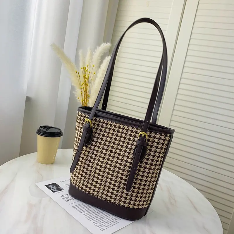 New handbag for women with niche design, high-end retro style, large capacity single shoulder bucket bag
New handbag for women with niche design, high-end retro style, large capacity single shoulder bucket bag