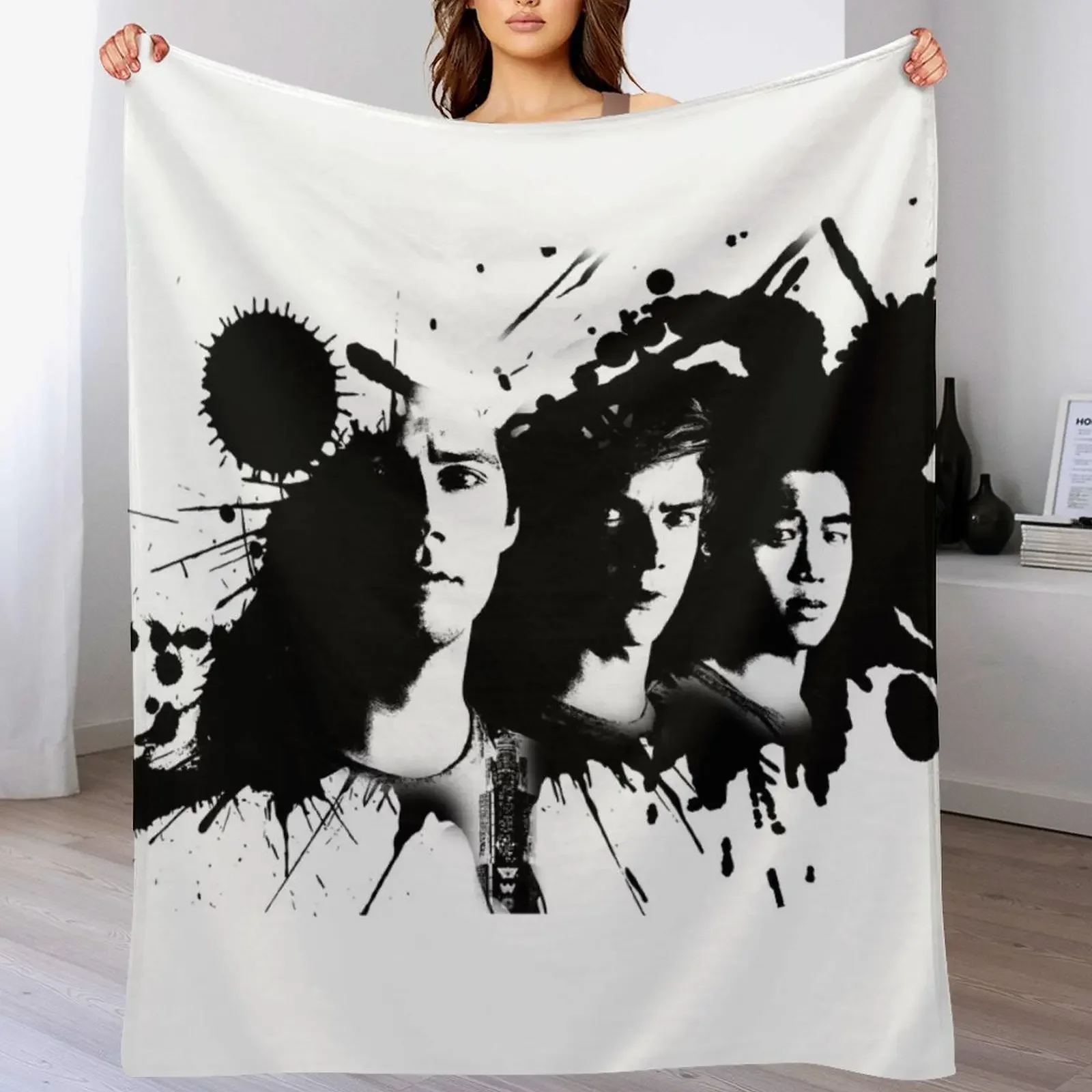 Thomas, Newt and Minho - Maze Runner Death Cure Throw Blanket Warm Accent Blanket for Living Room Decoration
Thomas, Newt and Minho - Maze Runner Death Cure Throw Blanket Warm Accent Blanket for Living Room Decoration