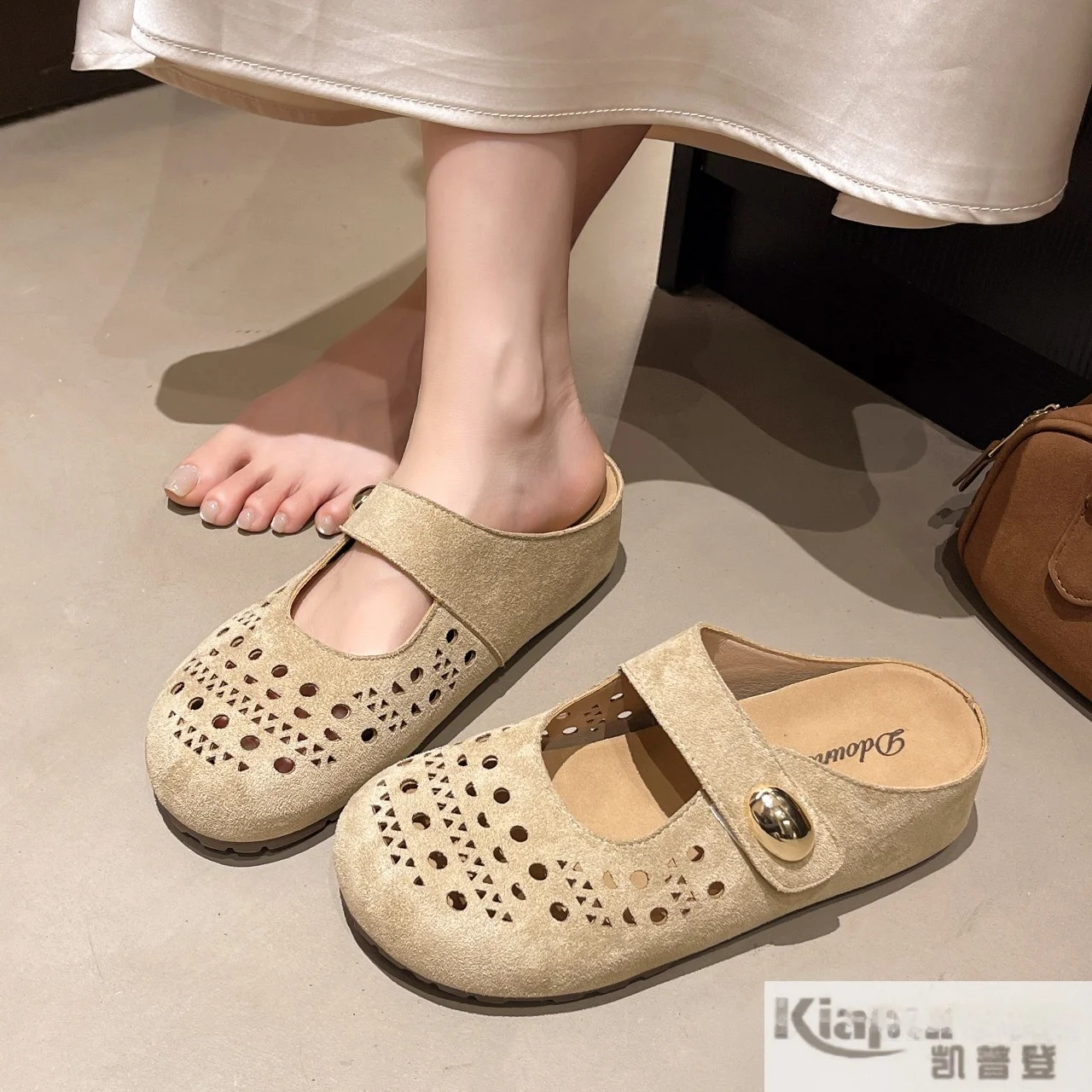 Women's Thick Bottom Sandals Open Toe Slip-On Summer Outdoor Wear Hollow out Design Convenient Hole Hole Slippers
Women's Thick Bottom Sandals Open Toe Slip-On Summer Outdoor Wear Hollow out Design Convenient Hole Hole Slippers