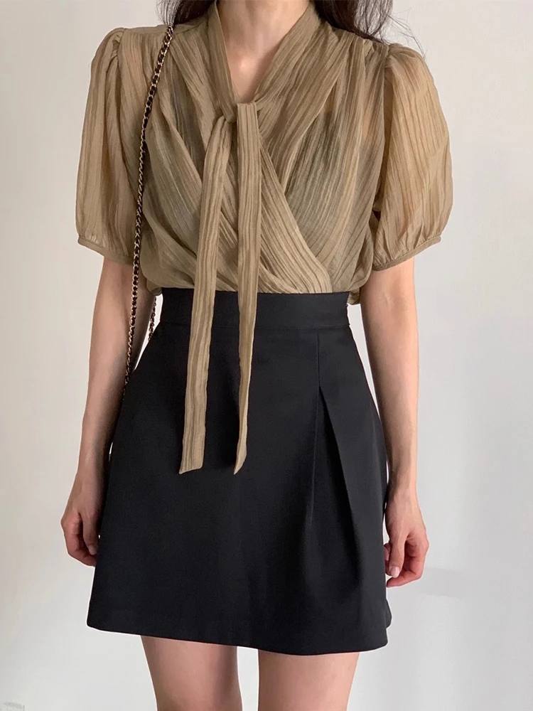 Retro Cross V-ne T irt Women's Loose Fit ort Sve Chiffon Blouse Chic Summer Folding Design Versatile Bubble Sve
Retro Cross V-ne T irt Women's Loose Fit ort Sve Chiffon Blouse Chic Summer Folding Design Versatile Bubble Sve