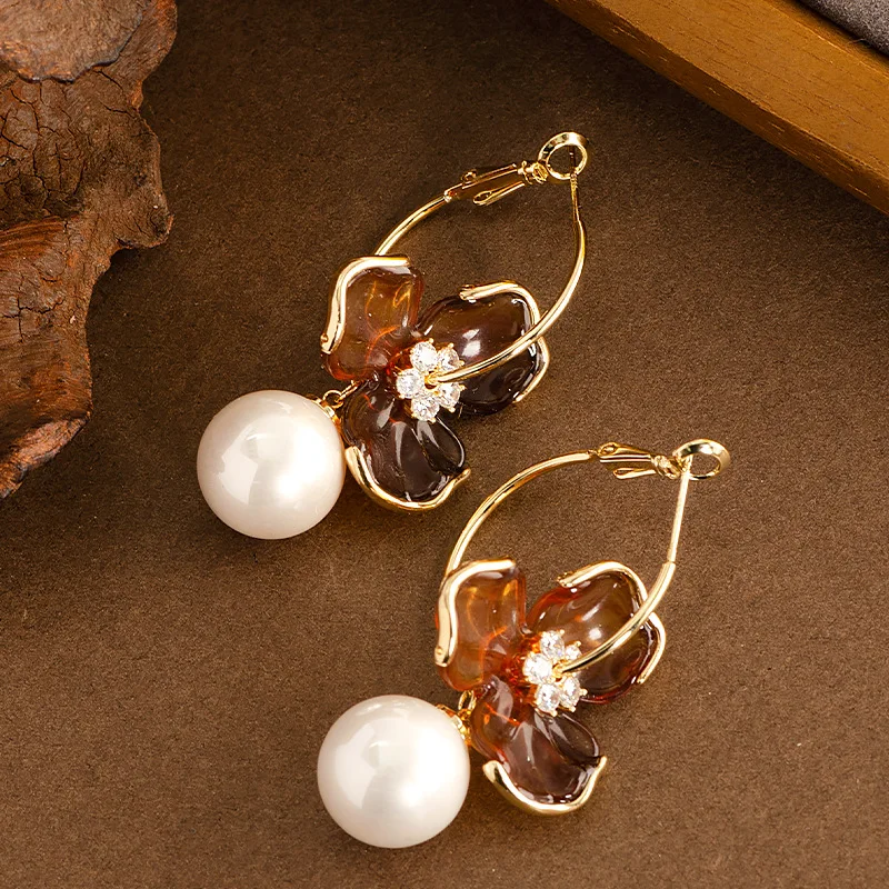 Fashionable temperament caramel amber resin flower pearl earrings light luxury high-end commuting versatile earrings for women
Fashionable temperament caramel amber resin flower pearl earrings light luxury high-end commuting versatile earrings for women