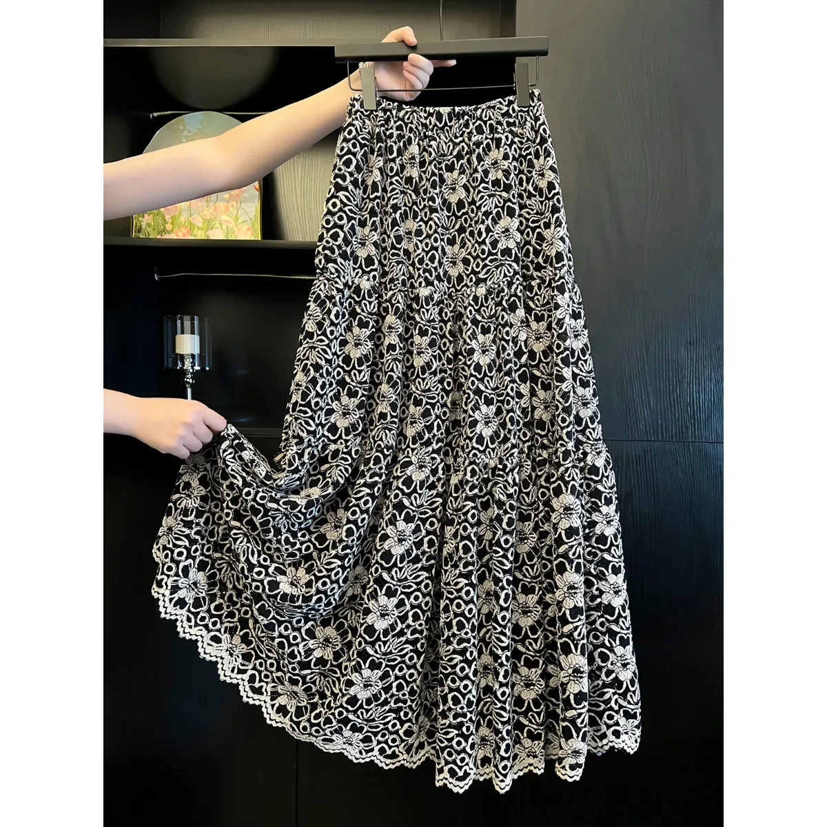 Ретро-юбка миди с вышивкой и кружевом, с завышенной талией, женская, дизайнерская, А-силуэт, красивая, для повседневной носки
Ретро-юбка миди с вышивкой и кружевом, с завышенной талией, женская, дизайнерская, А-силуэт, красивая, для повседневной носки