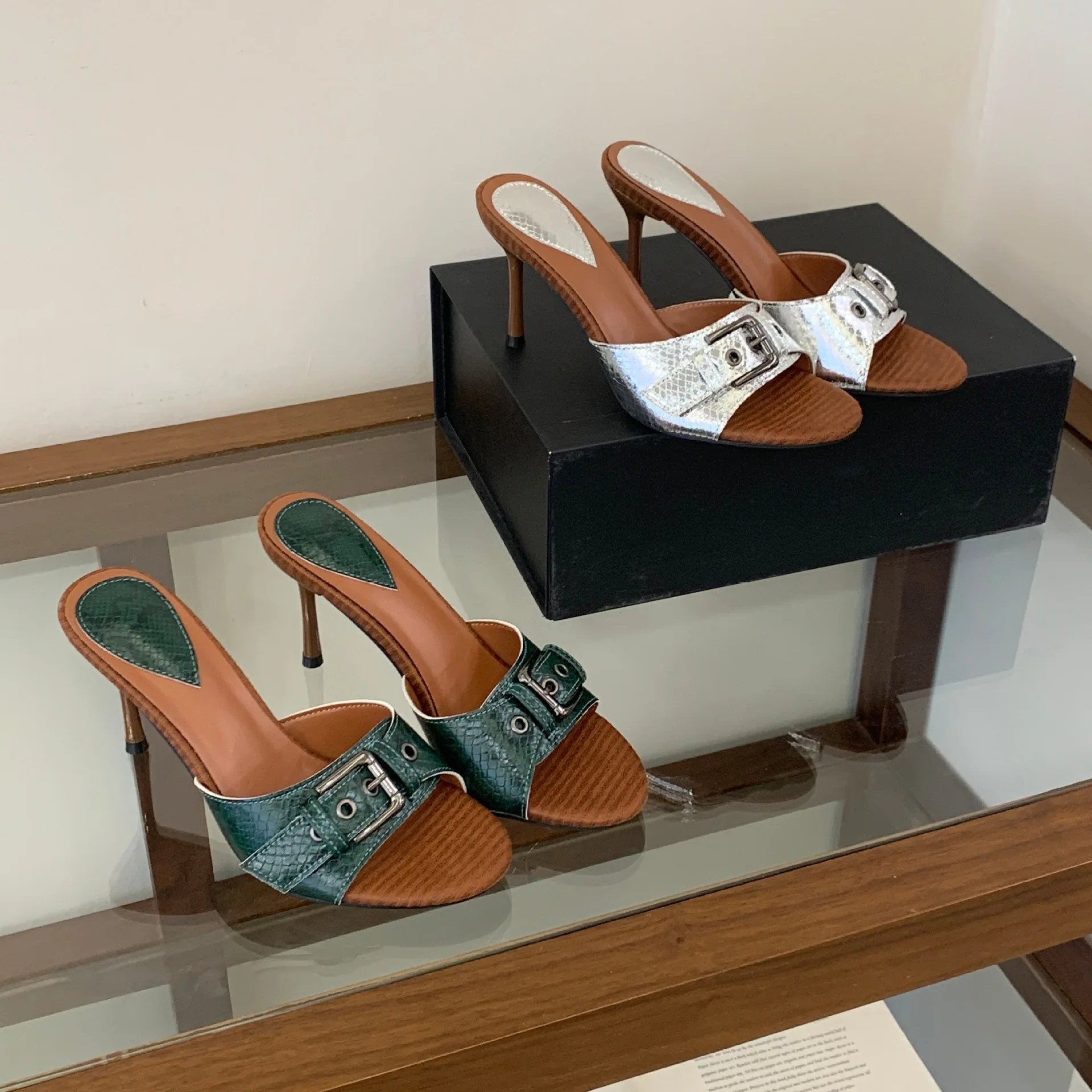 Women's Slippers Fashion Snake Pattern Belt Buckle Design Slippers High Quality Leather High Heel Cool Slippers Sandalias Tacón
Women's Slippers Fashion Snake Pattern Belt Buckle Design Slippers High Quality Leather High Heel Cool Slippers Sandalias Tacón