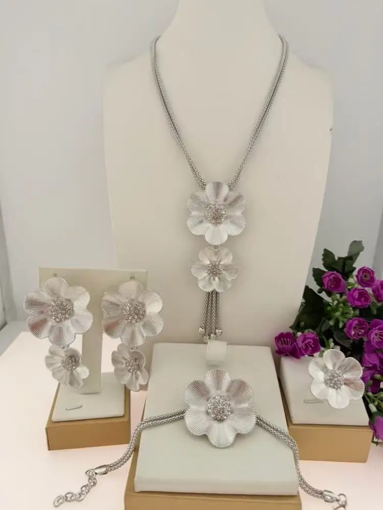 New In Gold Silver Plated Crystal Flower Tassel Jewelry Set 4pcs Necklace Earrings Bracelet Ring for Women Party Wedding Quality
New In Gold Silver Plated Crystal Flower Tassel Jewelry Set 4pcs Necklace Earrings Bracelet Ring for Women Party Wedding Quality