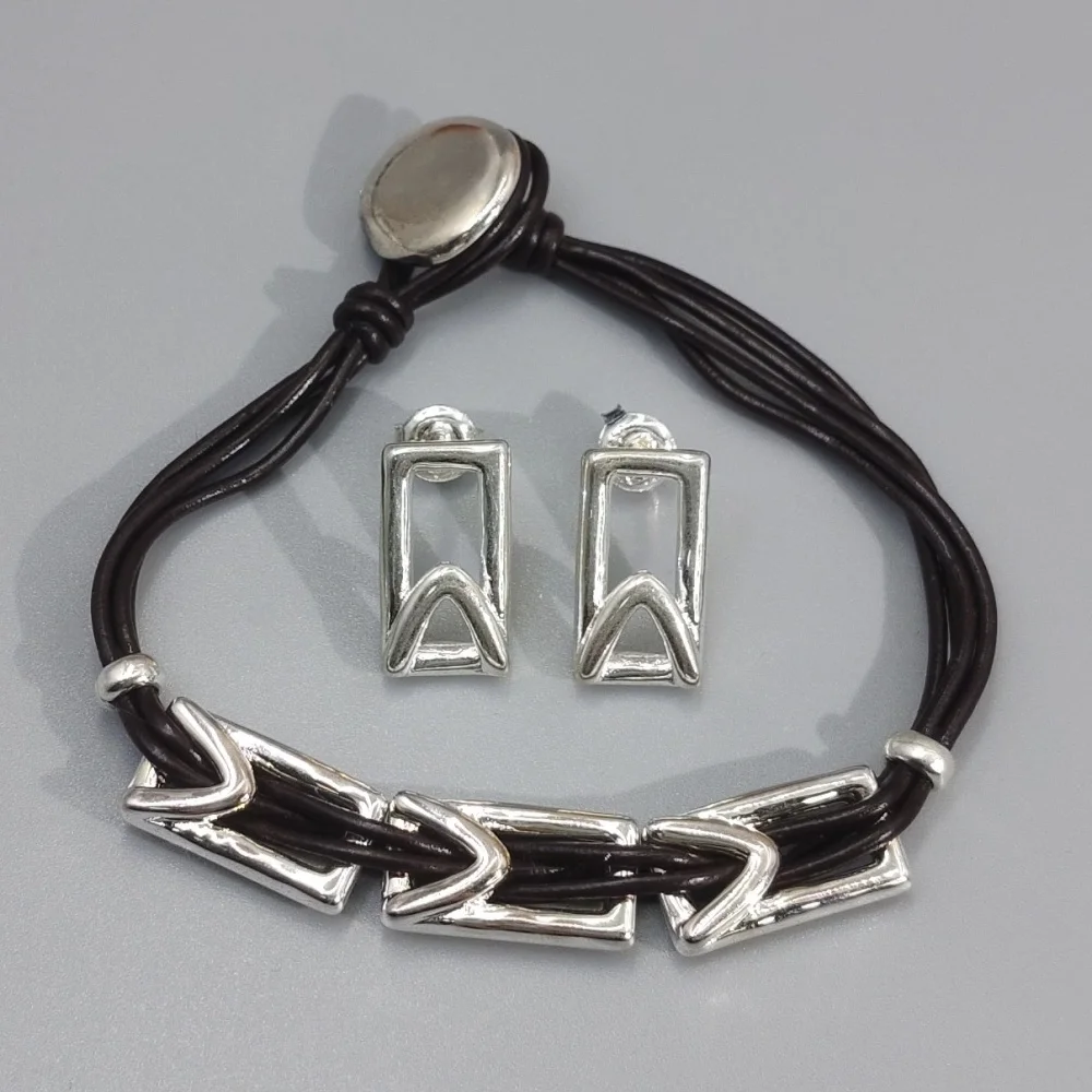 2026 Spain Charm Elegant Gold and Silver Rectangular Buckle Earrings Bracelet Jewelry Two Piece Set Holiday Gift
2026 Spain Charm Elegant Gold and Silver Rectangular Buckle Earrings Bracelet Jewelry Two Piece Set Holiday Gift