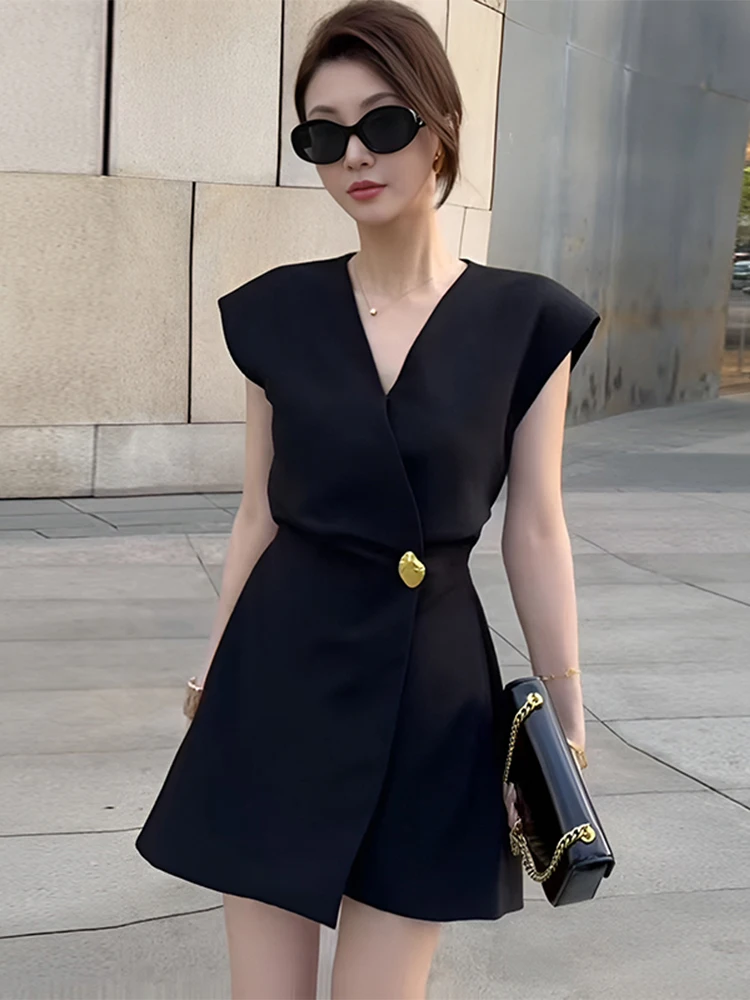 Hepburn style temperament black casual jumpsuit women's 2025 summer new item niche commute elegant wide leg shorts
Hepburn style temperament black casual jumpsuit women's 2025 summer new item niche commute elegant wide leg shorts