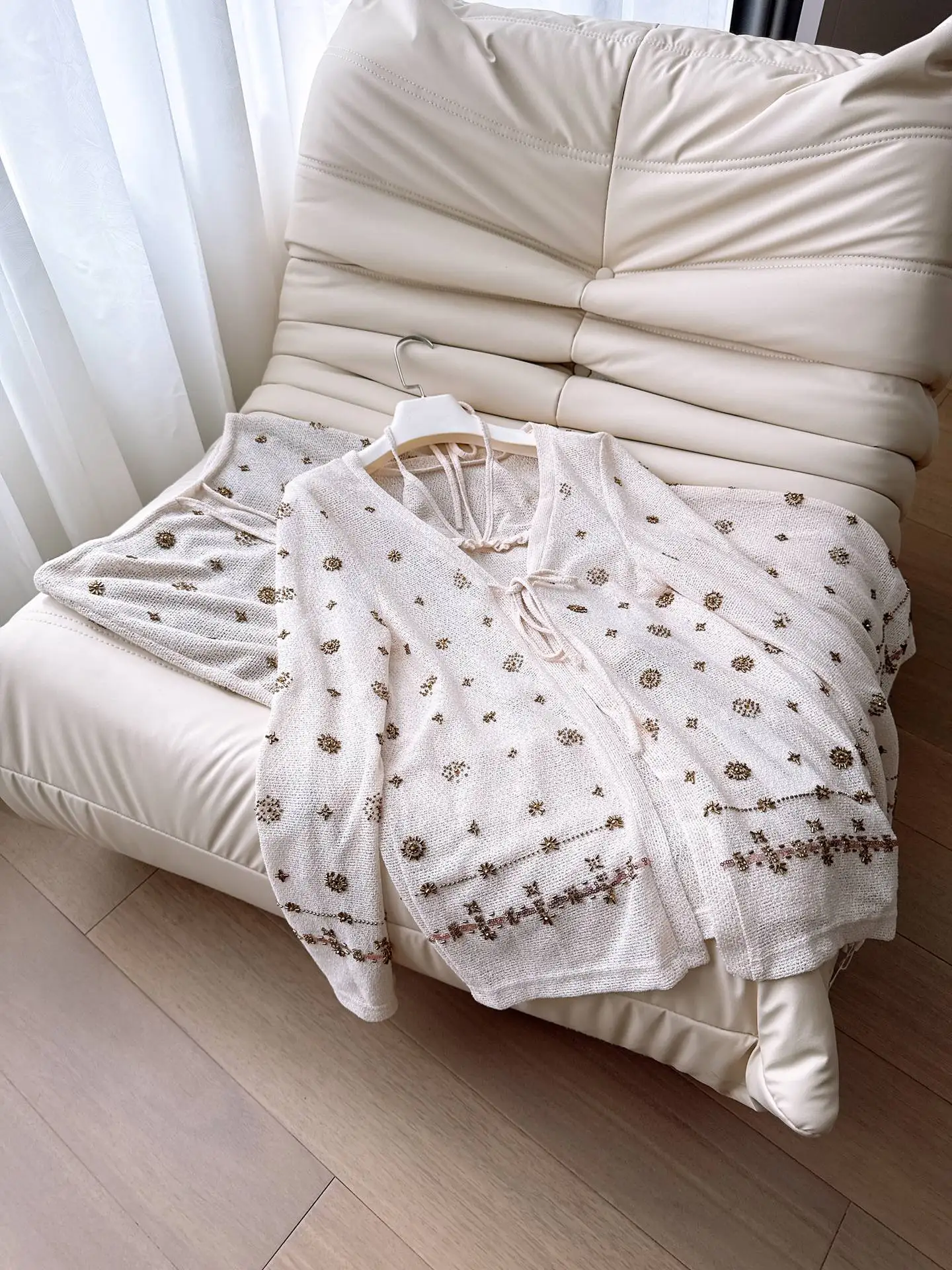 Elegant Summer Floral Print Knitted Cardigan High Waist Skirt Set Women's Fashionable Breathable V-Neck Three-Piece Suit
Elegant Summer Floral Print Knitted Cardigan High Waist Skirt Set Women's Fashionable Breathable V-Neck Three-Piece Suit