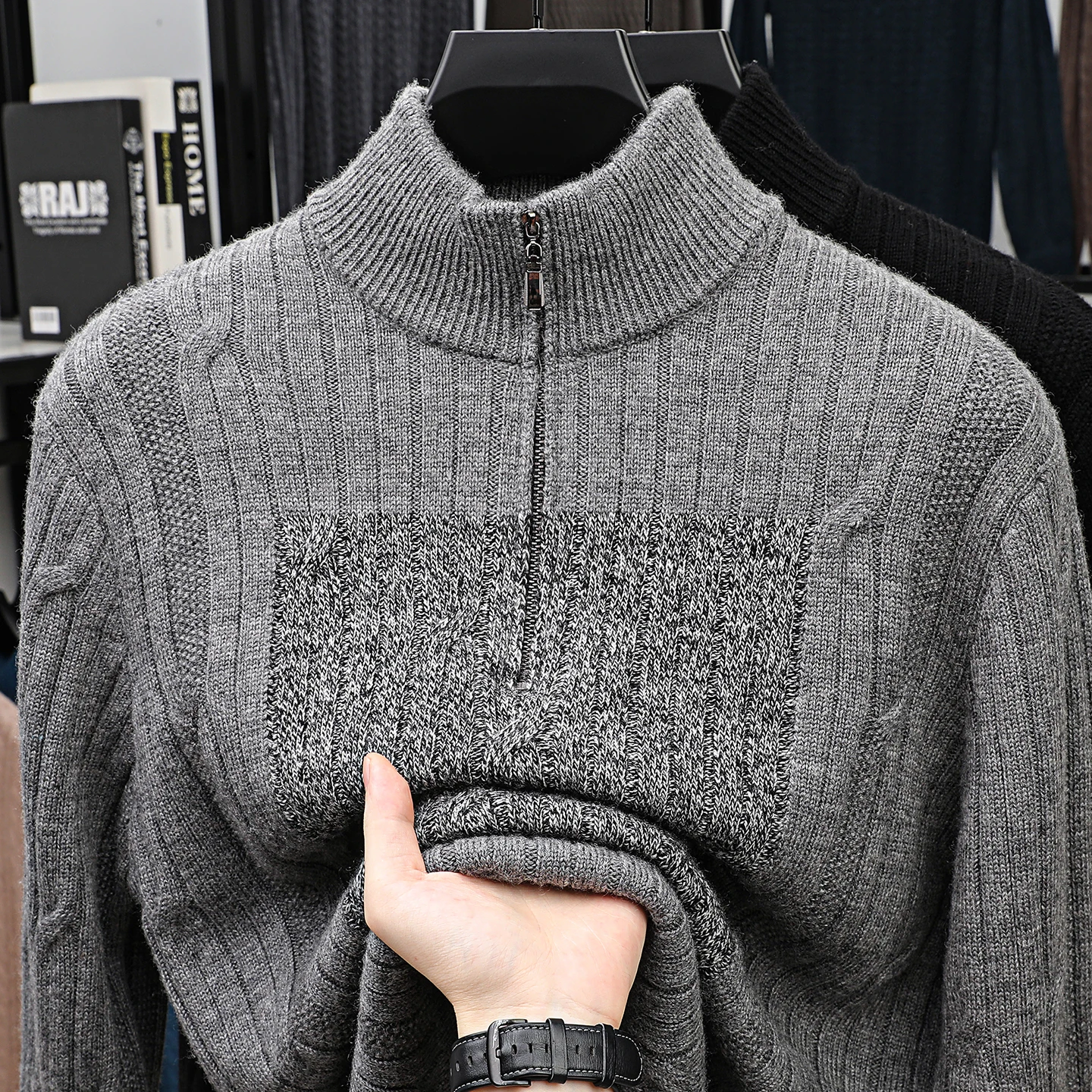In winter, the new all-cashmere men's sweater is thick and warm, and the loose and casual solid color half-height zipper.
In winter, the new all-cashmere men's sweater is thick and warm, and the loose and casual solid color half-height zipper.