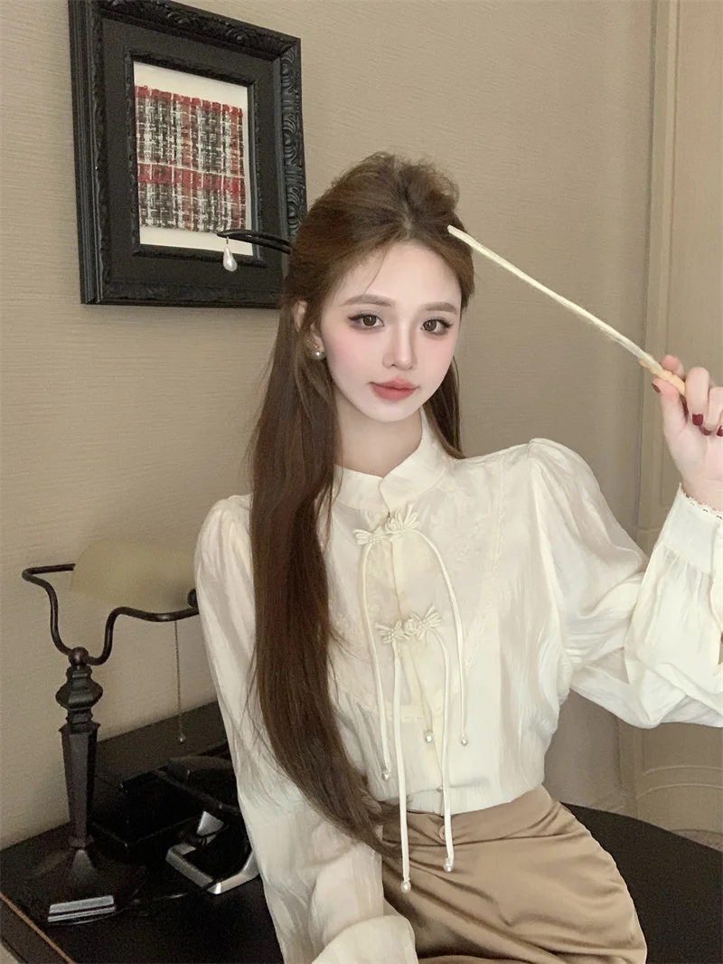 New Chinese Style Tassel Button Stand Collar Long Sleeve Women's Shirt Gentle National Style Retro Embroidery Elegance Top
New Chinese Style Tassel Button Stand Collar Long Sleeve Women's Shirt Gentle National Style Retro Embroidery Elegance Top