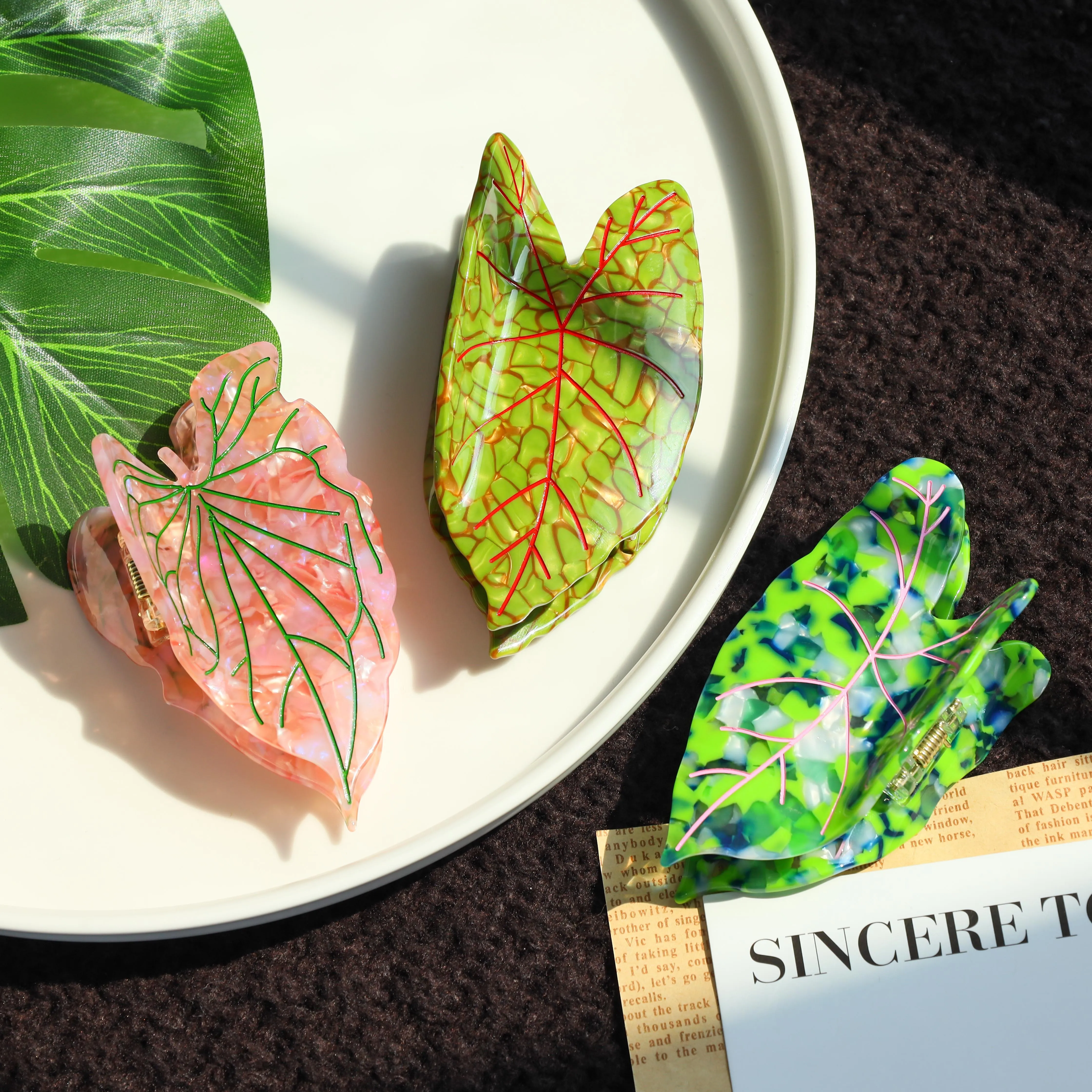 2025 NEW Tropical Monstera Hair Claw Forest Plant Series Acetate Claw Clips Trendy Hair Clips for Women Girls Hair Accessories
2025 NEW Tropical Monstera Hair Claw Forest Plant Series Acetate Claw Clips Trendy Hair Clips for Women Girls Hair Accessories