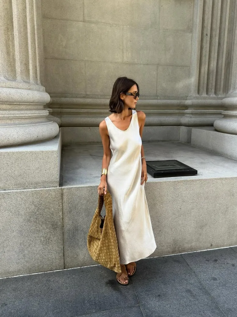 Summer New Acetate Texture Sleeveless Dress Silk Satin Vest Skirt High Waist Casual Style Women's Dress VU Collar Loose Fit
Summer New Acetate Texture Sleeveless Dress Silk Satin Vest Skirt High Waist Casual Style Women's Dress VU Collar Loose Fit