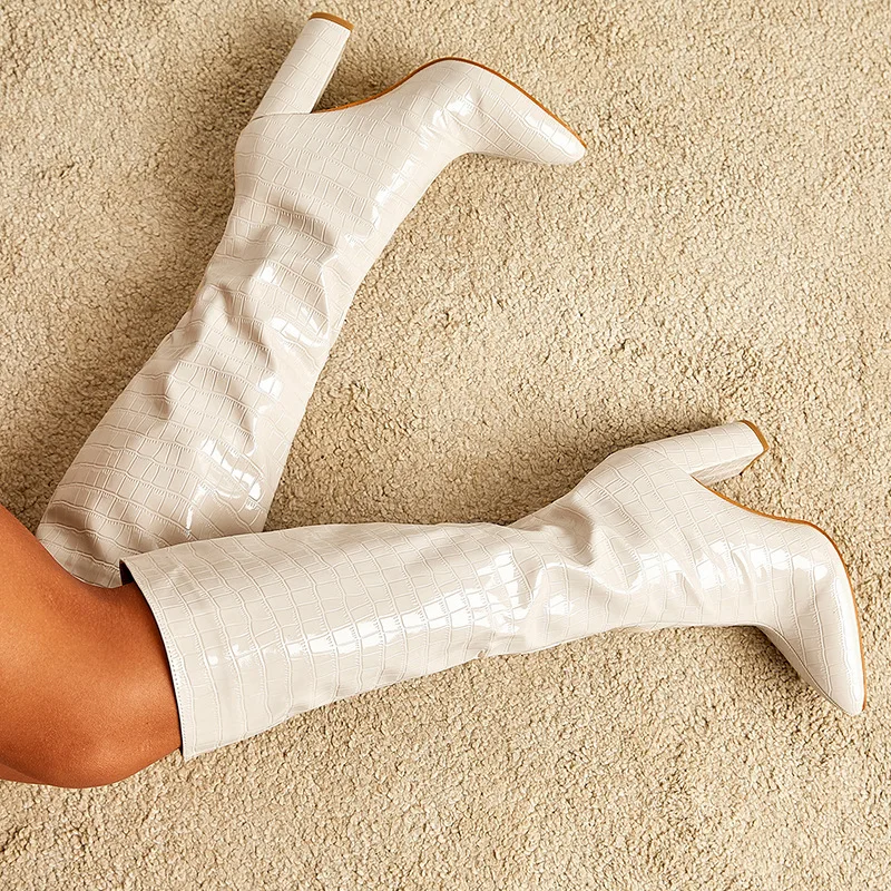 Модные зимние сапоги выше колена с заостренным носком и толстым каблуком, в европейском стиле, без застежек.
Модные зимние сапоги выше колена с заостренным носком и толстым каблуком, в европейском стиле, без застежек.