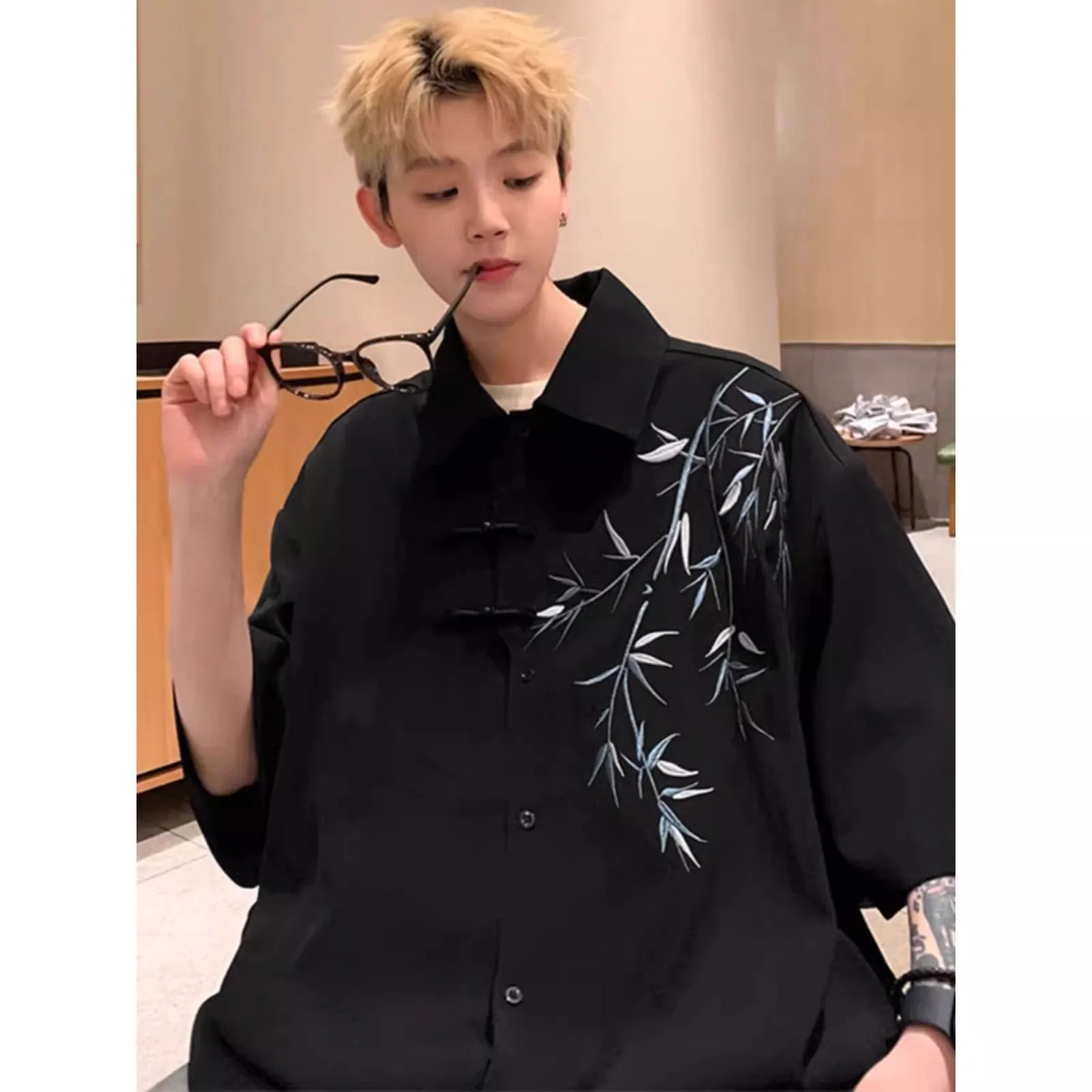 Loose Men's ort Sve irt Bamboo Embroidery Summer Casual Sle Polyester Fiber Youth Faion Daily Wear Button up Coat
Loose Men's ort Sve irt Bamboo Embroidery Summer Casual Sle Polyester Fiber Youth Faion Daily Wear Button up Coat