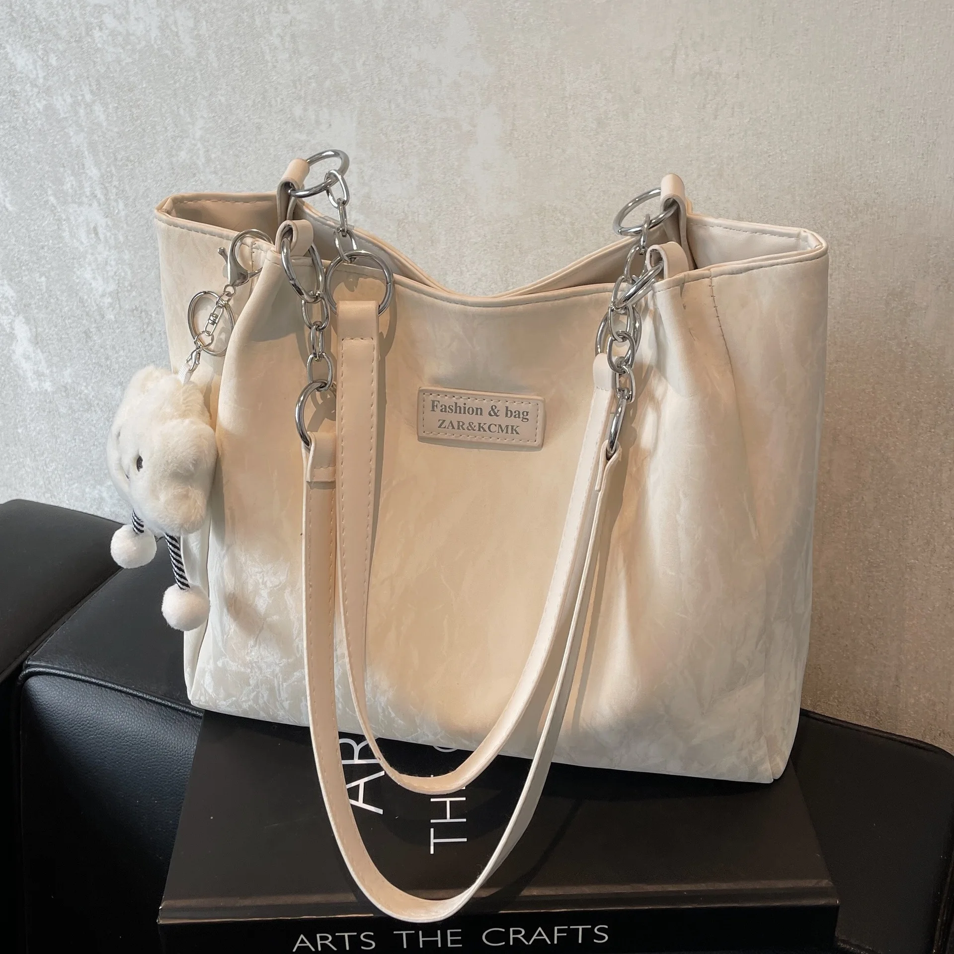 Casual simple underarm bag 2025 new versatile fashion work shoulder bag advanced large capacity tote bag for women
Casual simple underarm bag 2025 new versatile fashion work shoulder bag advanced large capacity tote bag for women