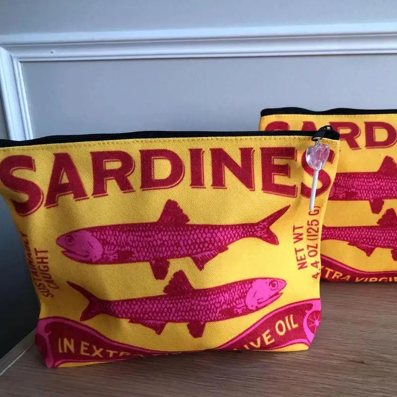 1pc Vintage Sardines Makeup Bag Durable Fade Resistant Zipper Pouch With Whimsical Fish Floral Design Makeup Bag Storage Bag
1pc Vintage Sardines Makeup Bag Durable Fade Resistant Zipper Pouch With Whimsical Fish Floral Design Makeup Bag Storage Bag