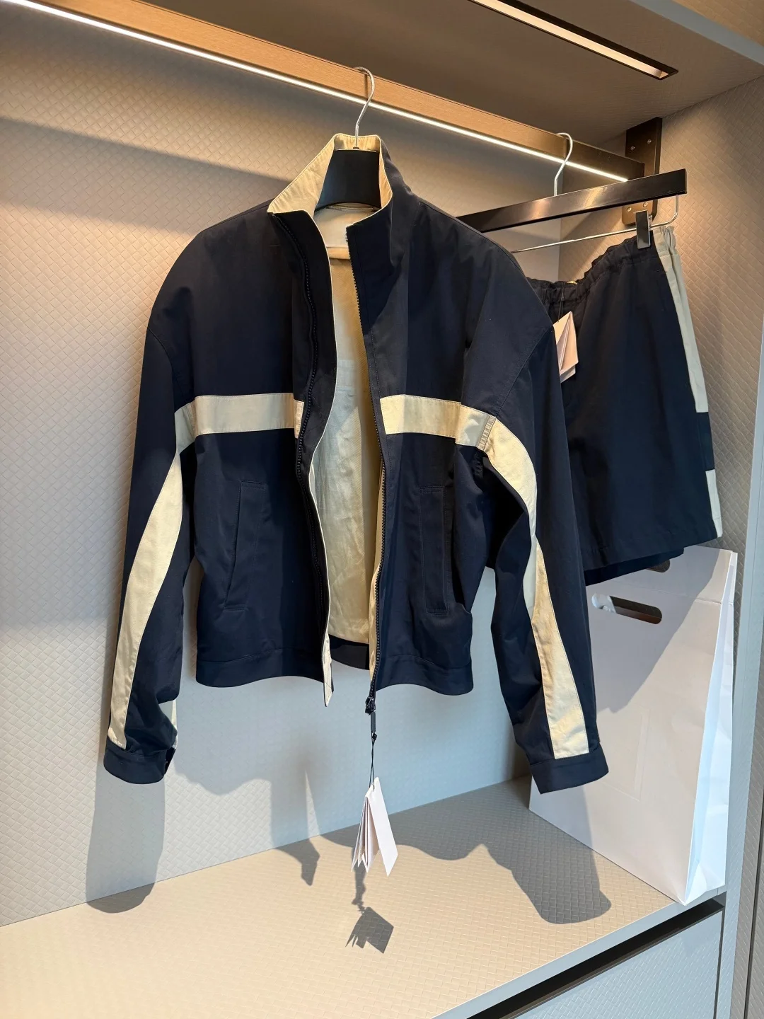 2026 Autumn Women's Casual Set Featuring a Contrasting Jacket Top Paired With Casual Shorts High-Quality Elegant Versatile
2026 Autumn Women's Casual Set Featuring a Contrasting Jacket Top Paired With Casual Shorts High-Quality Elegant Versatile