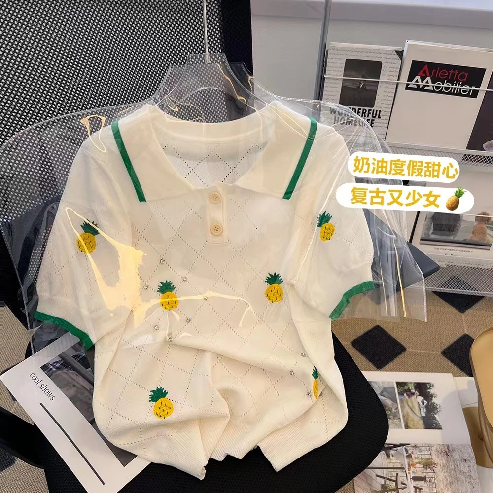 Корейская весенне-летняя синяя вышитая футболка с ананасом, женская белая лоскутная футболка с короткими рукавами и пуговицами, вязаные пуловеры, топы
Корейская весенне-летняя синяя вышитая футболка с ананасом, женская белая лоскутная футболка с короткими рукавами и пуговицами, вязаные пуловеры, топы