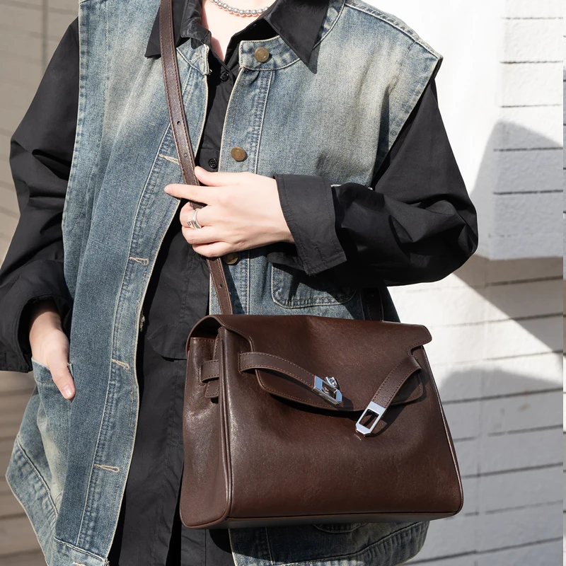 New Niche Luxury Designer Shoulder Crossbody Underarm Bags Vintage Genuine Leather Ladies Wide Shoulder Strap Large Capacity Bag
New Niche Luxury Designer Shoulder Crossbody Underarm Bags Vintage Genuine Leather Ladies Wide Shoulder Strap Large Capacity Bag