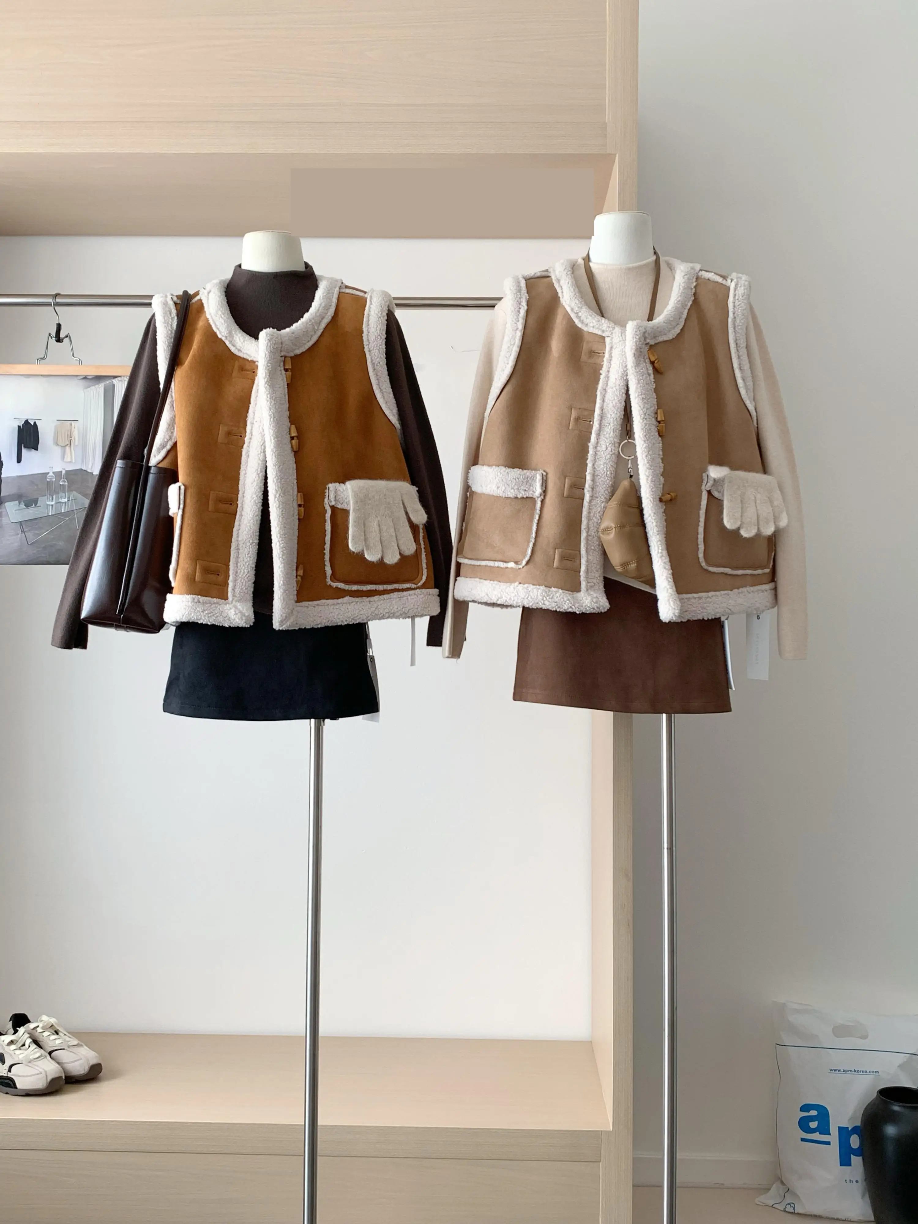 Women's Winter Fleece Lining Pockets Warm Loose Vest Lady Streetwear O Neck Horn Buttons Patchwork Vest Outwear
Women's Winter Fleece Lining Pockets Warm Loose Vest Lady Streetwear O Neck Horn Buttons Patchwork Vest Outwear