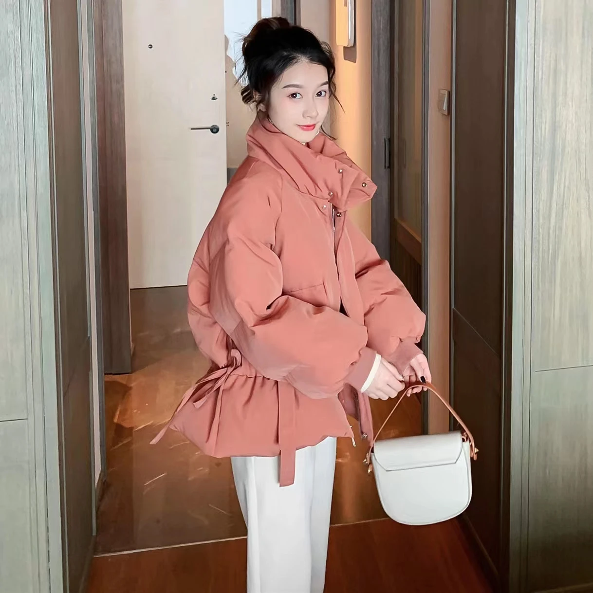 Женская свободная зимняя куртка из утепленного хлопка с воротником-стойкой, длинными рукавами и застежкой-молнией, однотонная, для повседневной носки
Женская свободная зимняя куртка из утепленного хлопка с воротником-стойкой, длинными рукавами и застежкой-молнией, однотонная, для повседневной носки