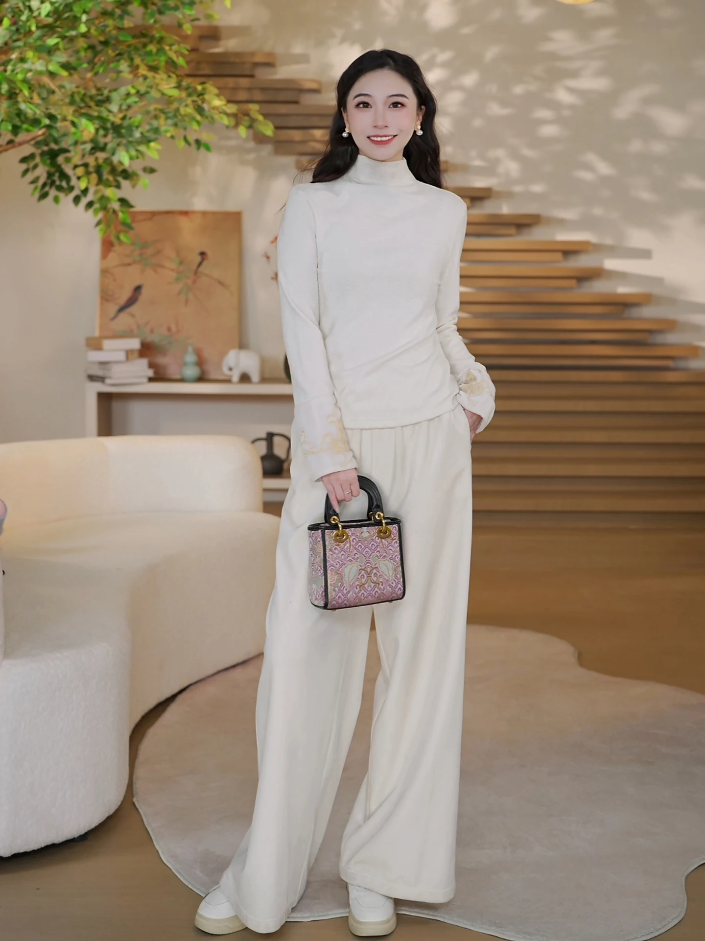 Новые женские брюки с высокой талией, удобные, модные, в китайском стиле, широкие, повседневные, из нейлоновой ткани, дышащие, приятные к телу
Новые женские брюки с высокой талией, удобные, модные, в китайском стиле, широкие, повседневные, из нейлоновой ткани, дышащие, приятные к телу