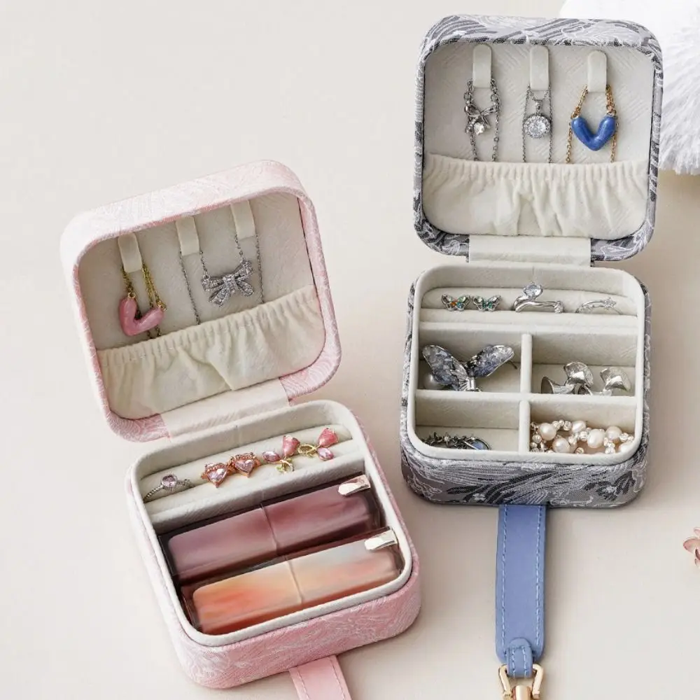 Retro Embroidery Jewelry Packing Box Flower Necklace Earrings Storage Case Large Capacity Organizer Jewelry Display Box Outdoors
Retro Embroidery Jewelry Packing Box Flower Necklace Earrings Storage Case Large Capacity Organizer Jewelry Display Box Outdoors