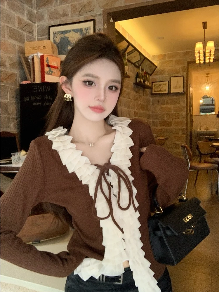 Модный вязаный свитер женский весенний с V-образным вырезом, с поясом, с кружевной отделкой, повседневный, средней толщины, для ношения под одеждой, стандартный крой.
Модный вязаный свитер женский весенний с V-образным вырезом, с поясом, с кружевной отделкой, повседневный, средней толщины, для ношения под одеждой, стандартный крой.