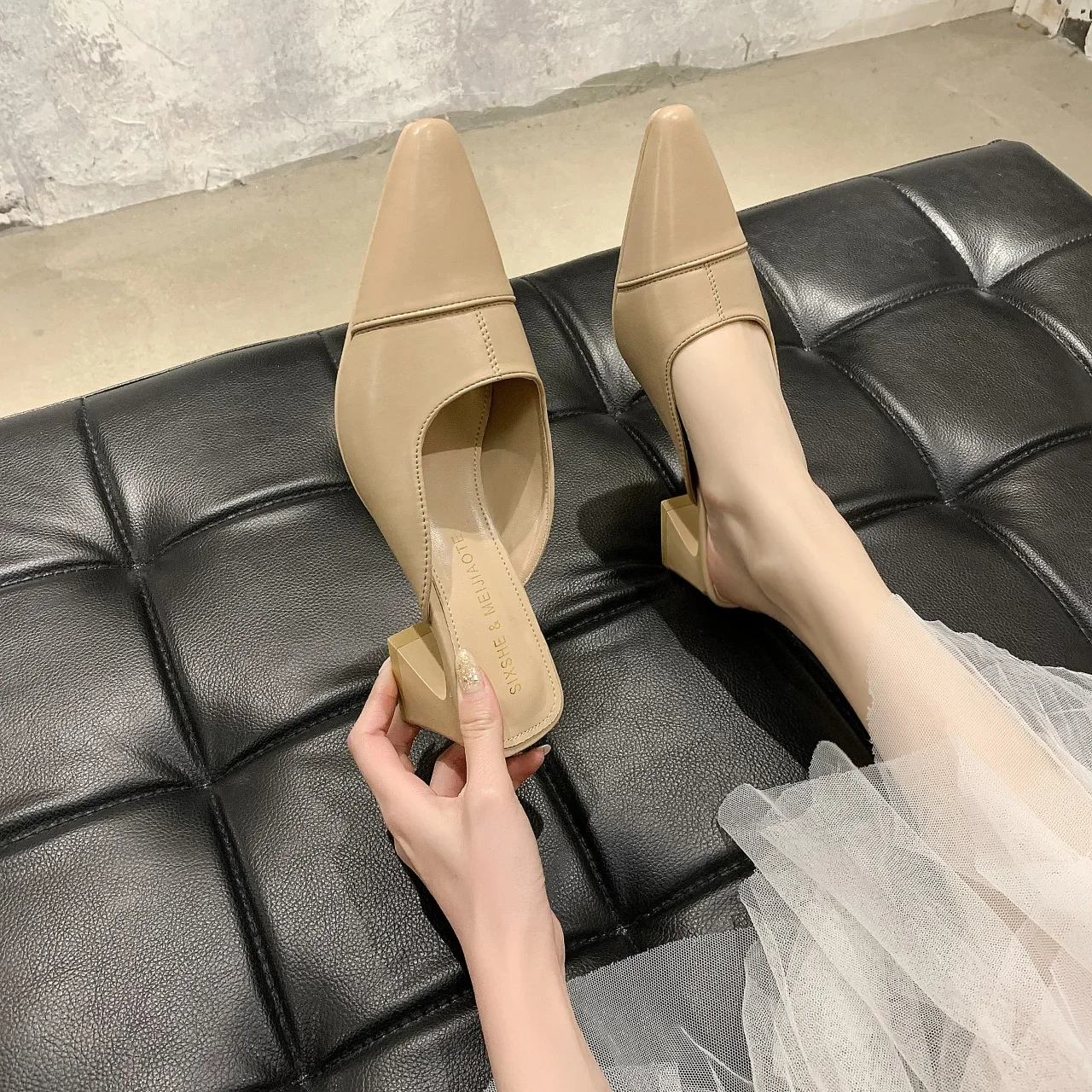 Baotou half slippers women's Korean version fashion fitting room pointed high heel thick heel cool slippers
Baotou half slippers women's Korean version fashion fitting room pointed high heel thick heel cool slippers