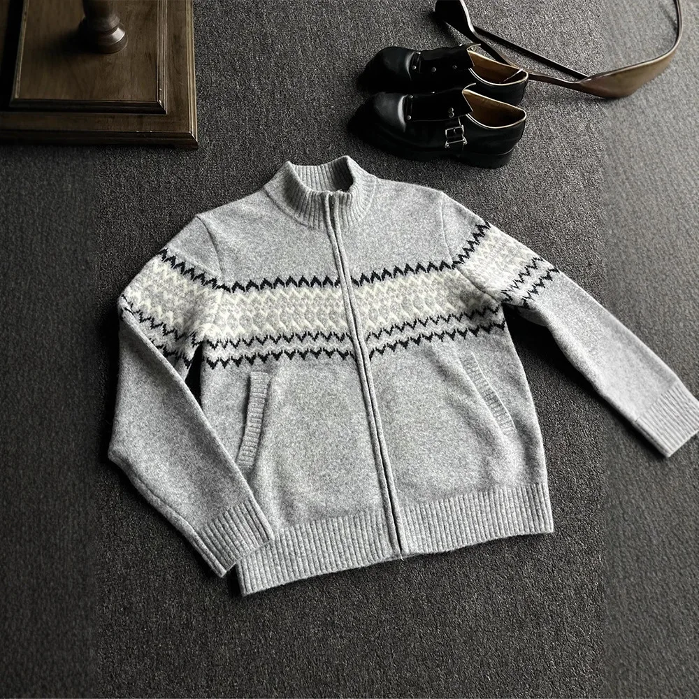 2026 Elegant Grey Cardigan Sweater Men's and Women's Winter American Retro Lazy Style Half High Collar Zipper Knitted Coat
2026 Elegant Grey Cardigan Sweater Men's and Women's Winter American Retro Lazy Style Half High Collar Zipper Knitted Coat