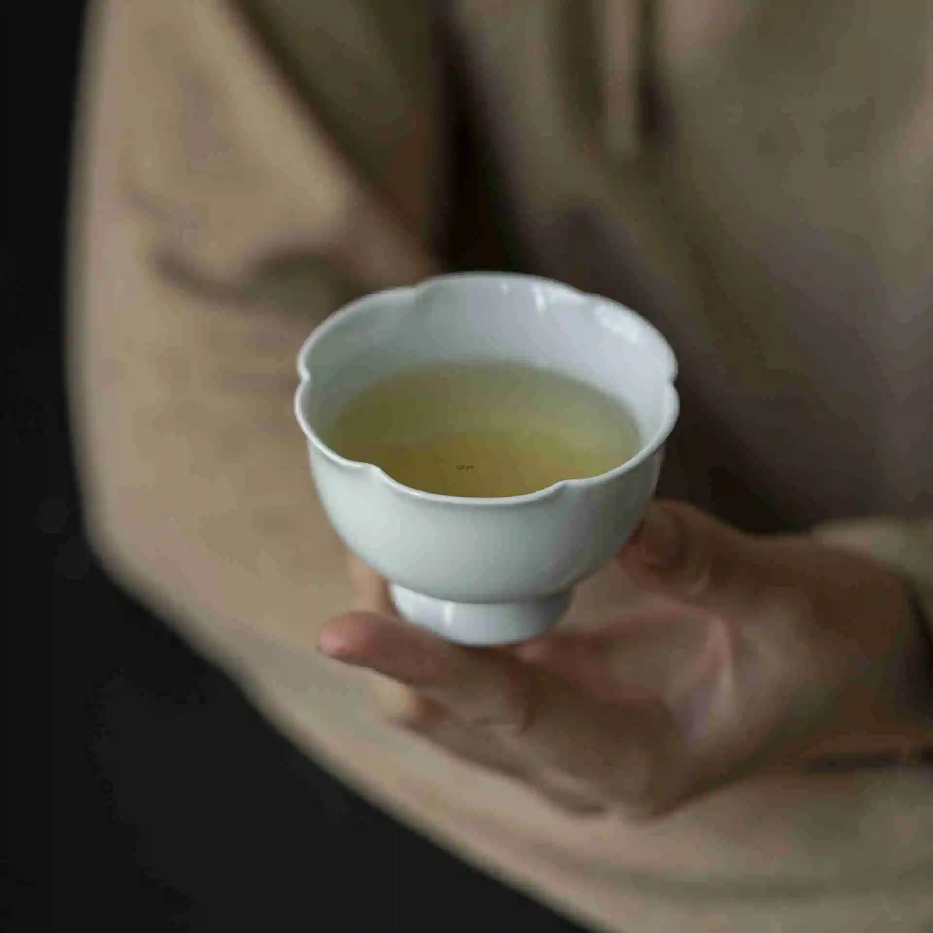 Yingqing Handmade Flower Shaped Master Cup Solid Color Ceramic Master Cup Household Single Cup Personal Tea Cup Kung Fu Tea
Yingqing Handmade Flower Shaped Master Cup Solid Color Ceramic Master Cup Household Single Cup Personal Tea Cup Kung Fu Tea