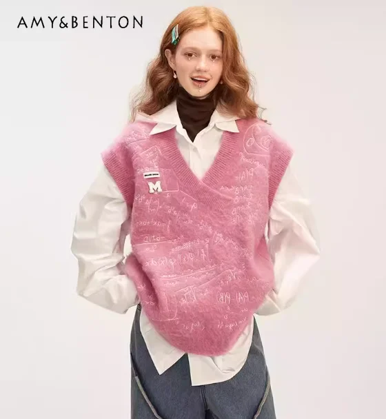 Новая женская вязаная жилетка свободного кроя в студенческом стиле, розовая, с V-образным вырезом, с вышивкой, повседневная, мягкая, весна-осень 2026
Новая женская вязаная жилетка свободного кроя в студенческом стиле, розовая, с V-образным вырезом, с вышивкой, повседневная, мягкая, весна-осень 2026